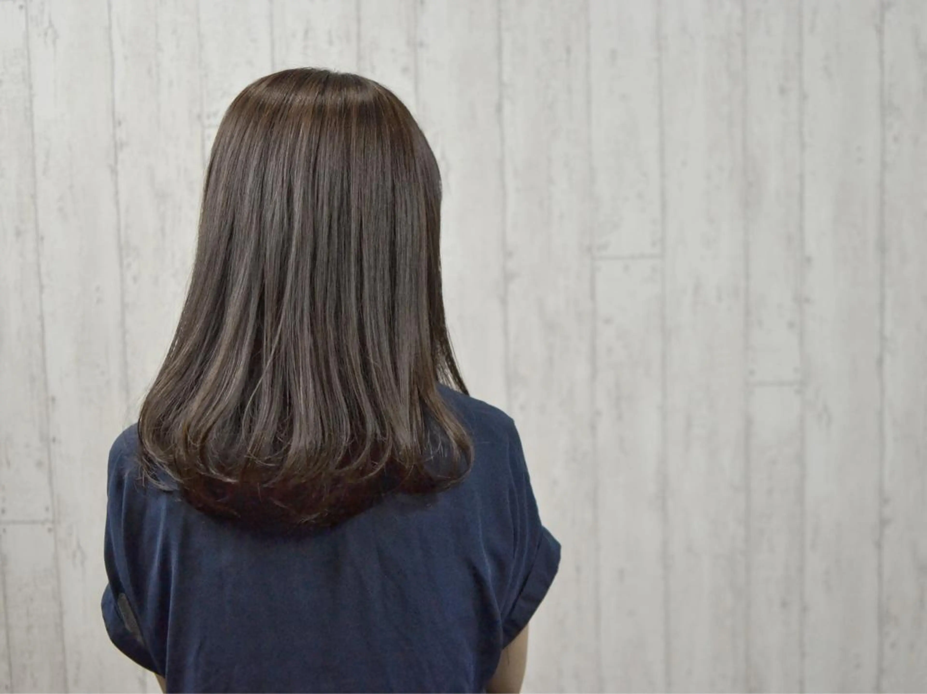 セミロング カラー アッシュ バイオレットカラー カット ヘアカラー カット／メンズカット 藤田麻衣のヘアスタイル