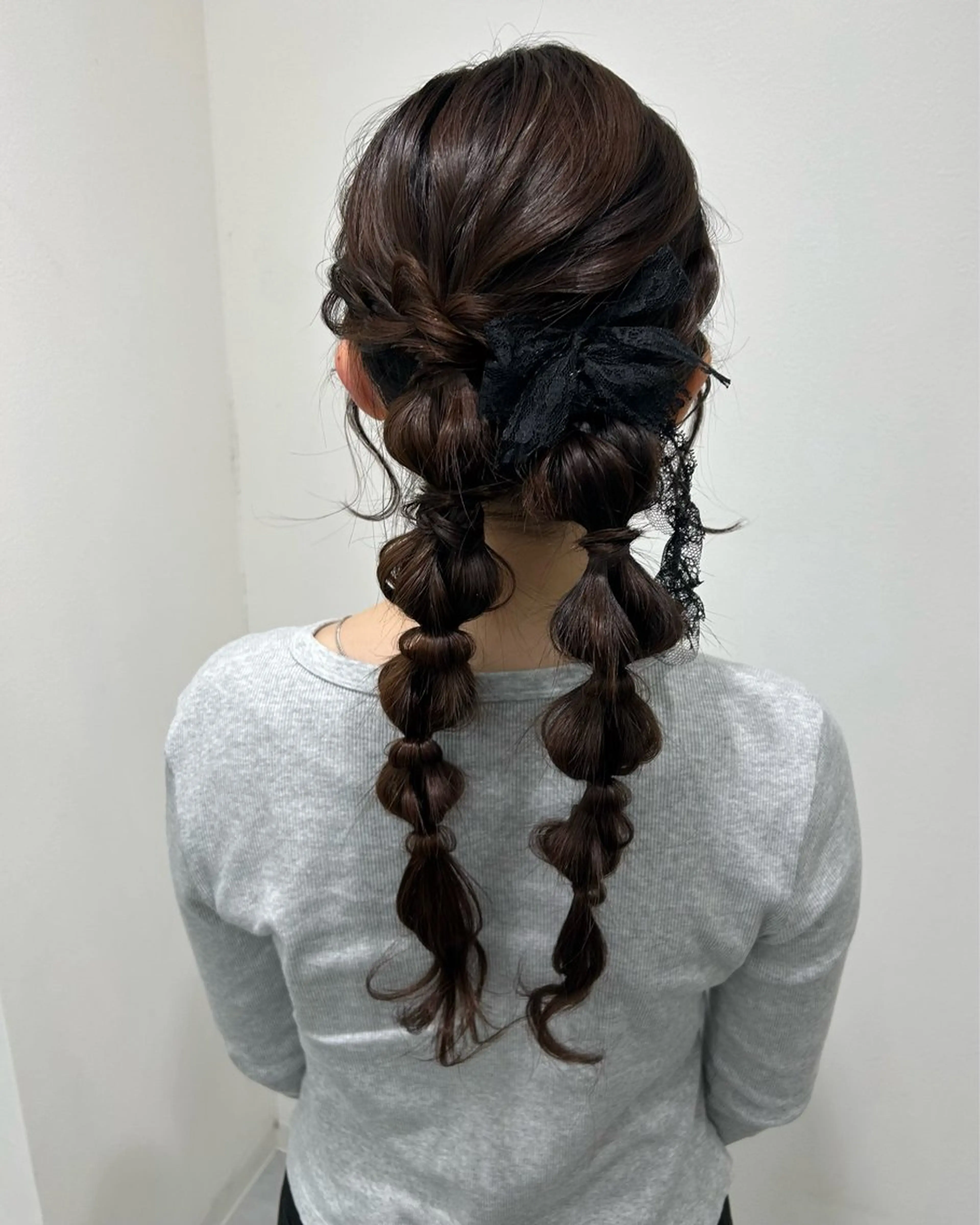 ヘアセット（コテ巻きスタイル、編みおろしなどアレンジスタイル）の写真