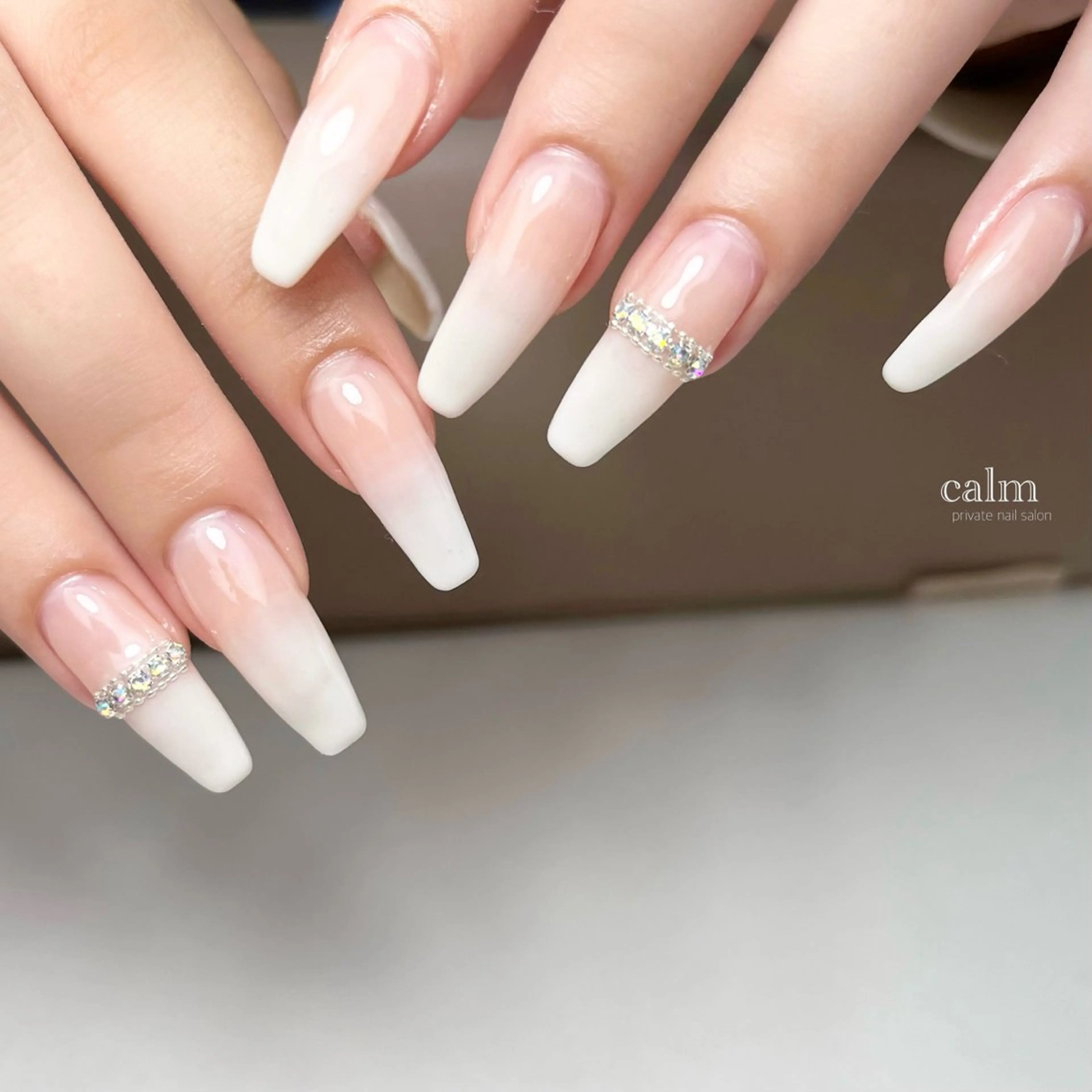 ネイル ストーンネイル ハンドネイル calm 〔ｶｰﾑ〕のネイルデザイン