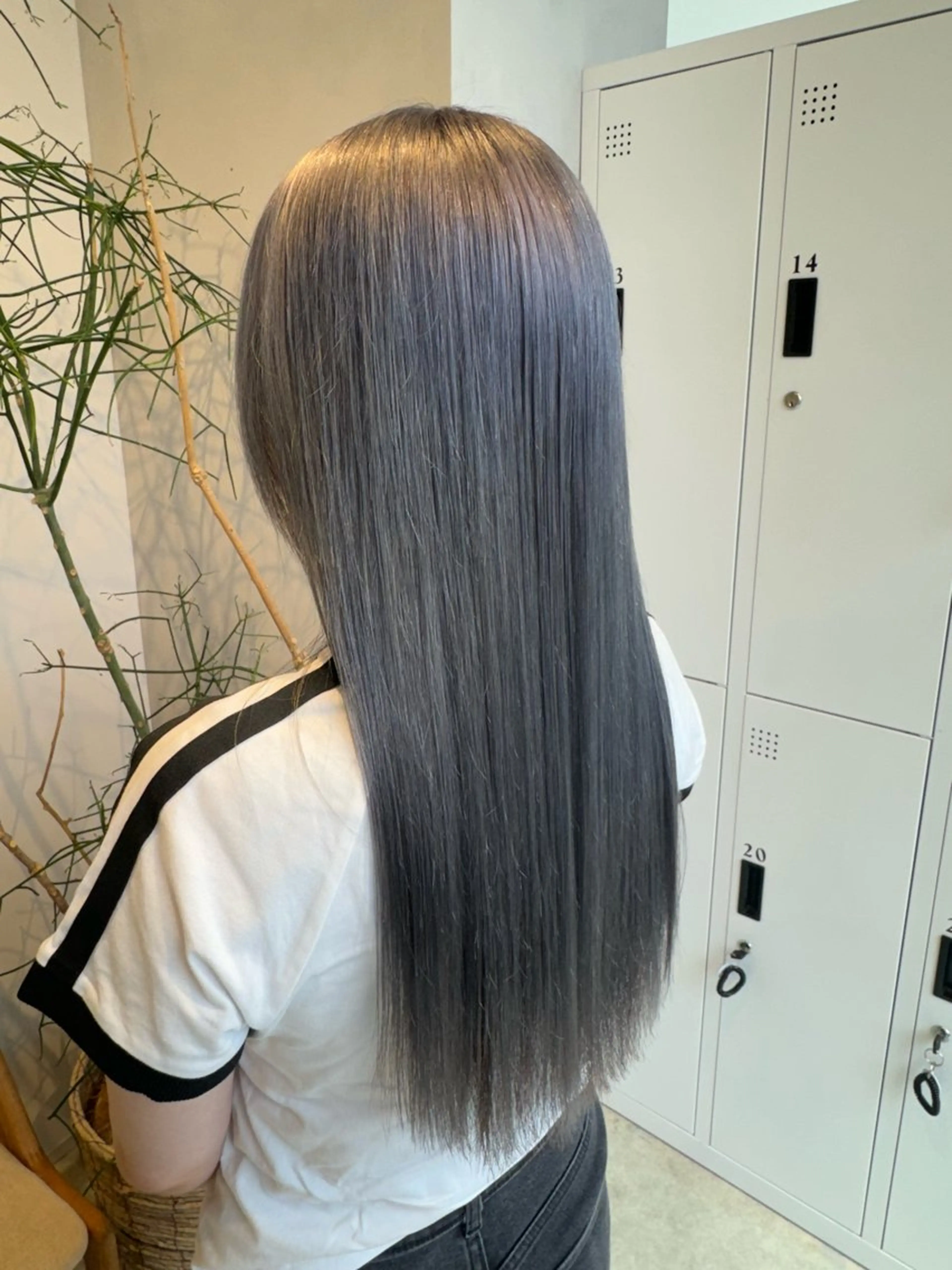 カラー ブリーチ シルバー 透明感カラー✨艶髪 制作🌱山根あゆみのヘアスタイル