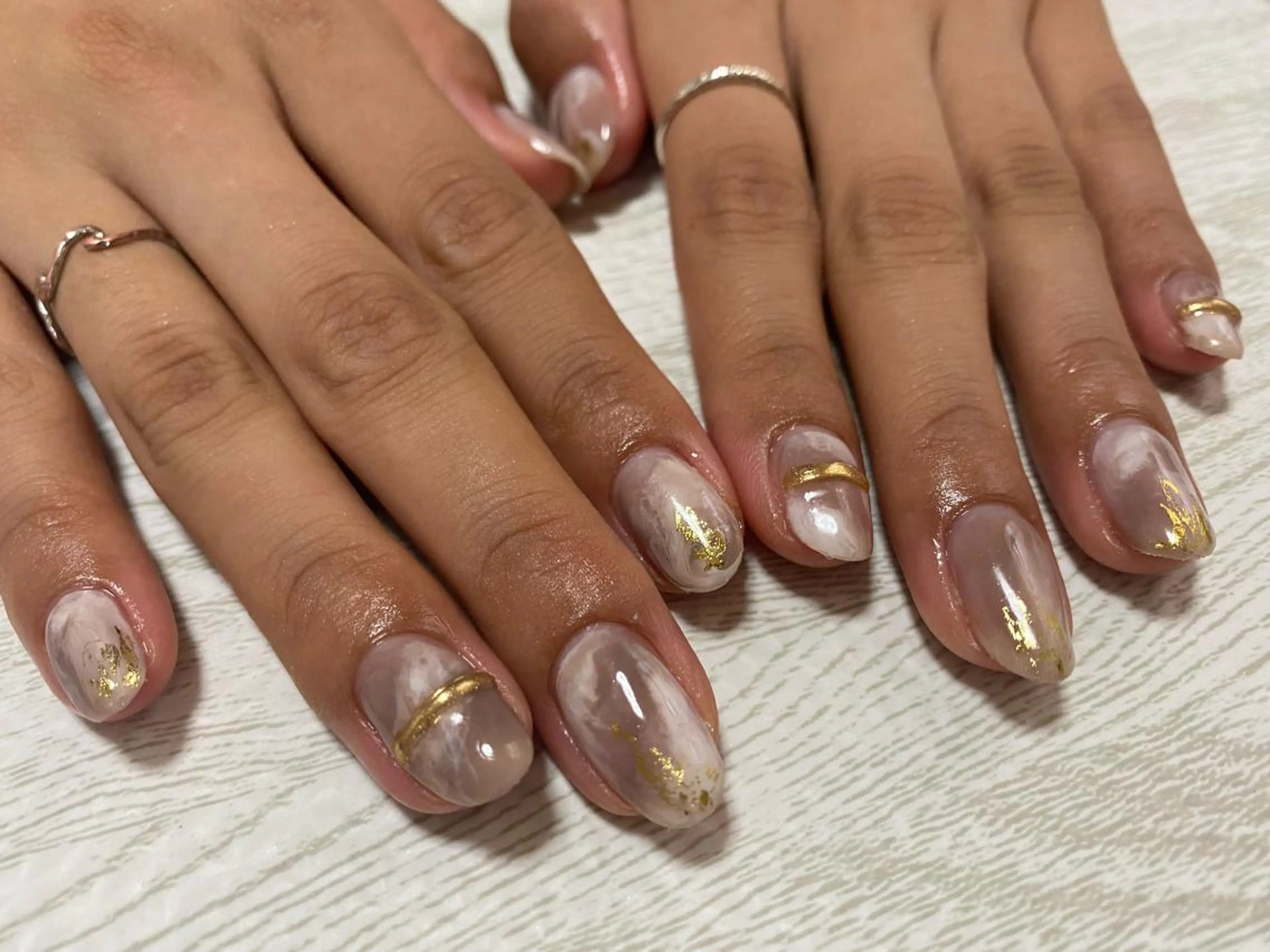 ネイル ゴールド ニュアンスネイル ハンドネイル Ulu  Nail 🌱MOMOKAのネイルデザイン