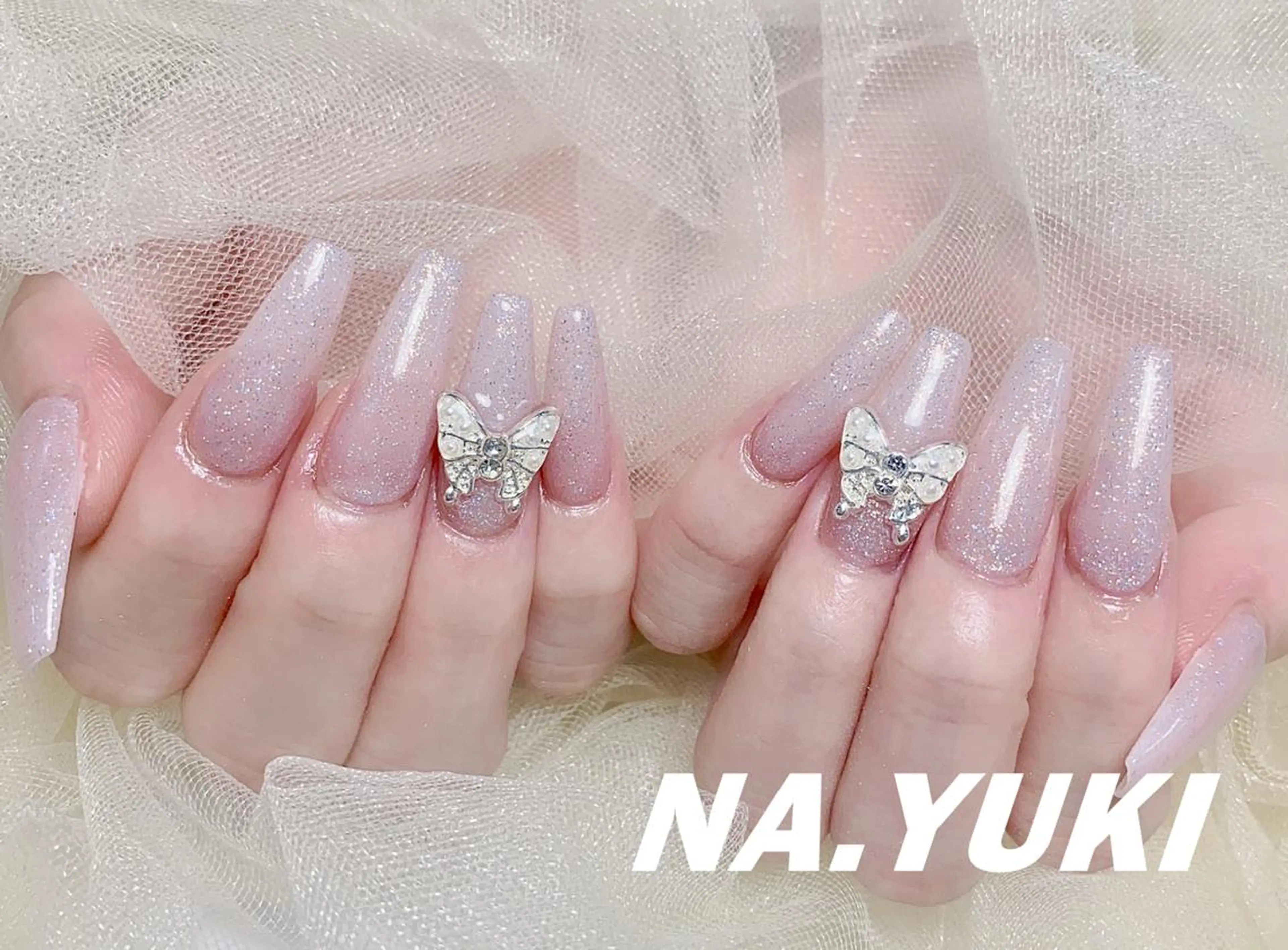 オフなしワンカラー+2本埋め尽くし/2本大きパーツ(ジェルオフあり+500円)の写真