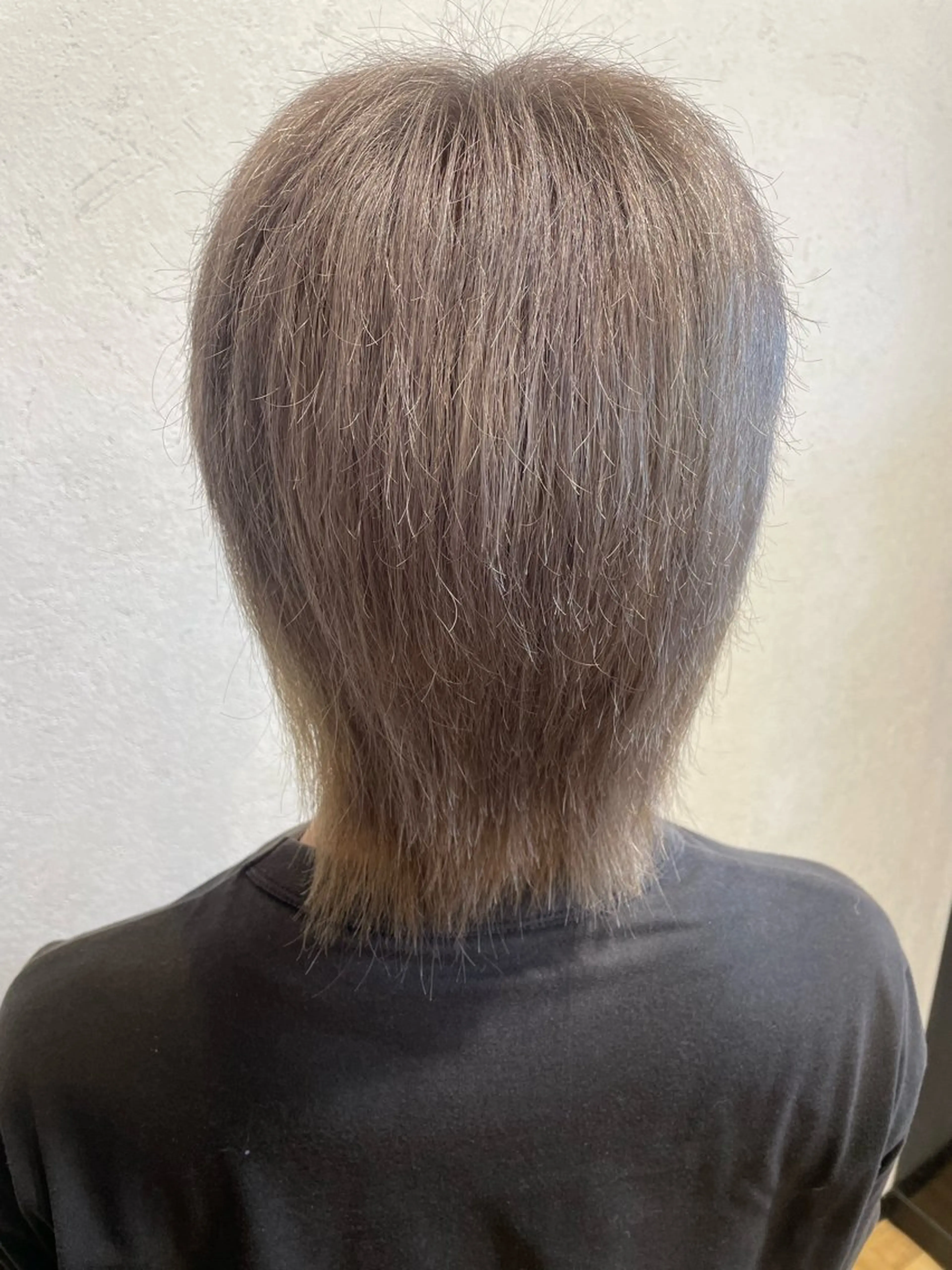 カラー ブリーチ 岡村 真子のヘアスタイル