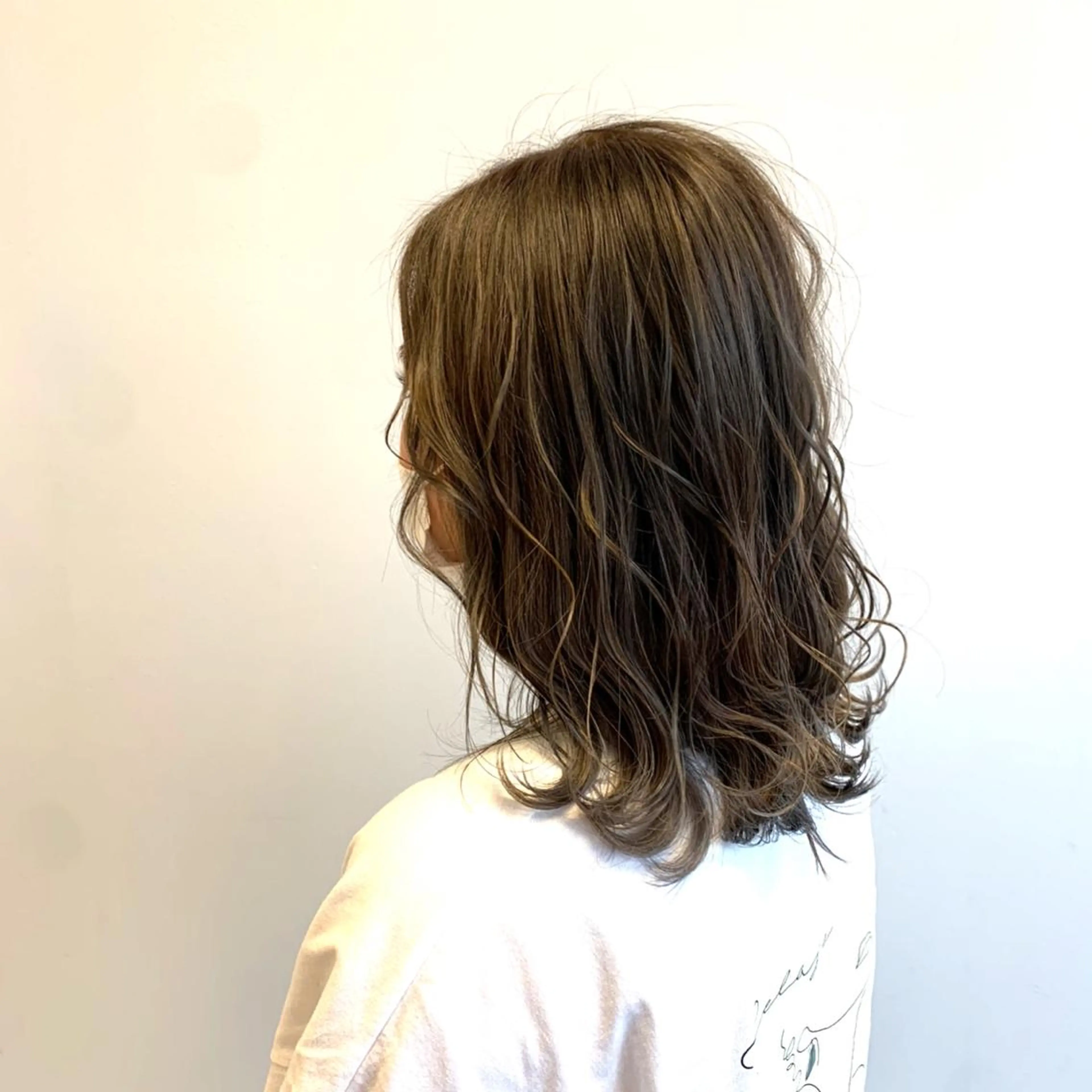 ミディアム カラー ハイライトカラー ハイライト 似合わせスタイル 岡田勇哉のヘアスタイル