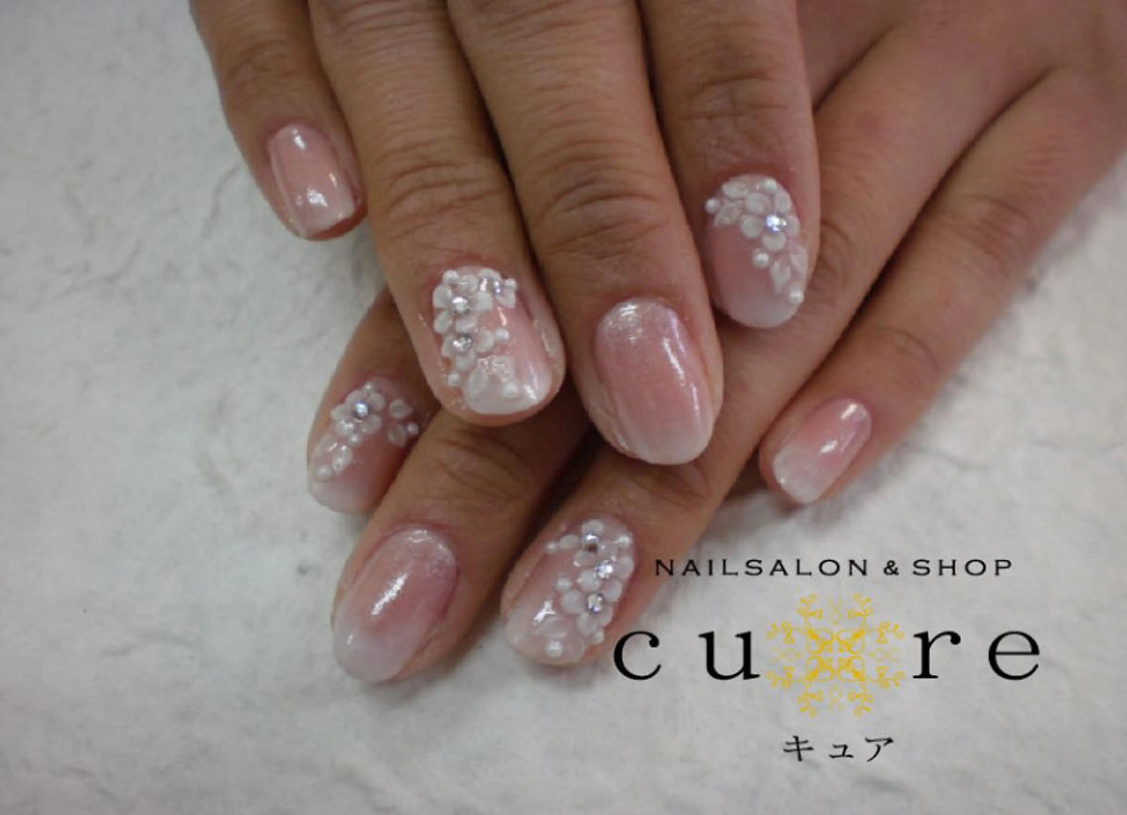 ショート ネイル グラデーション ブライダルネイル ホワイト ネイルサロン Cureのネイルデザイン