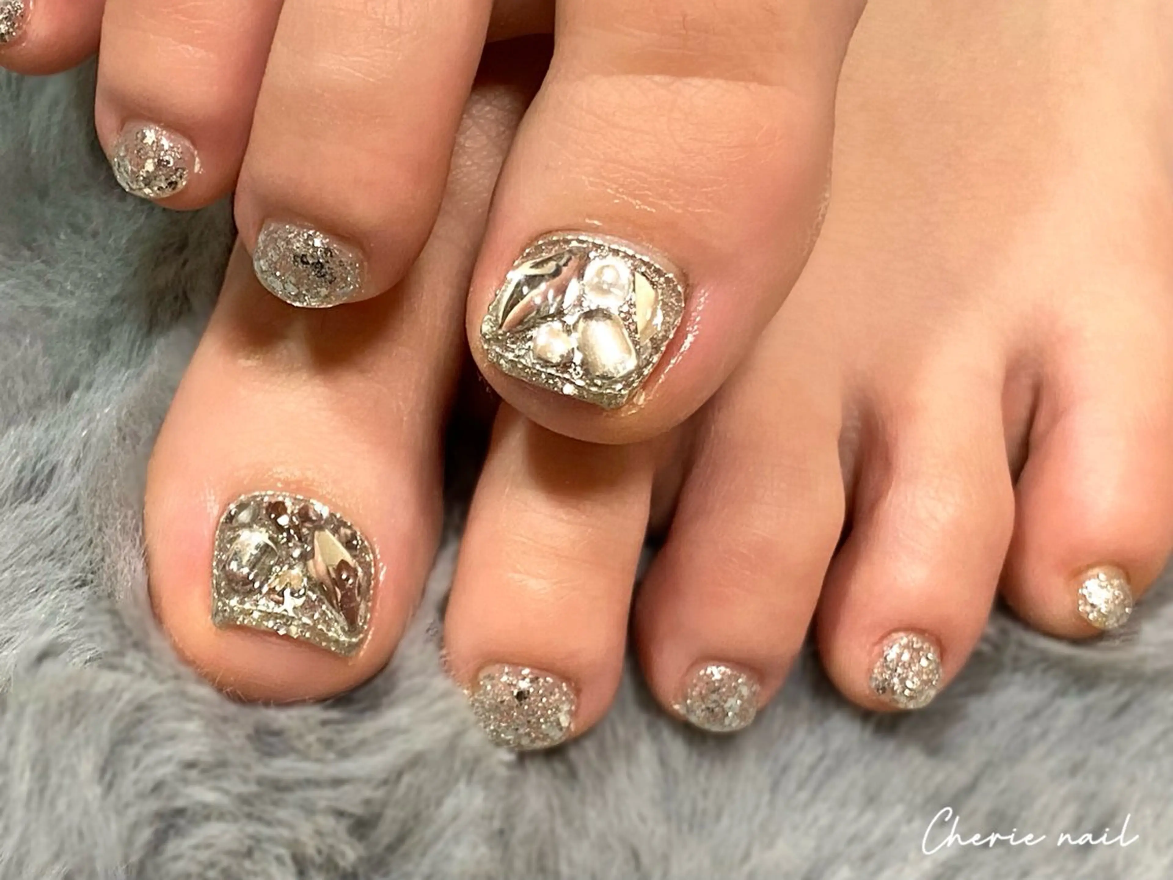 ネイル フットネイル ジェルネイル キラキラネイル ラメ(グリッター) シルバー フットネイル Cherienail yunaのネイルデザイン