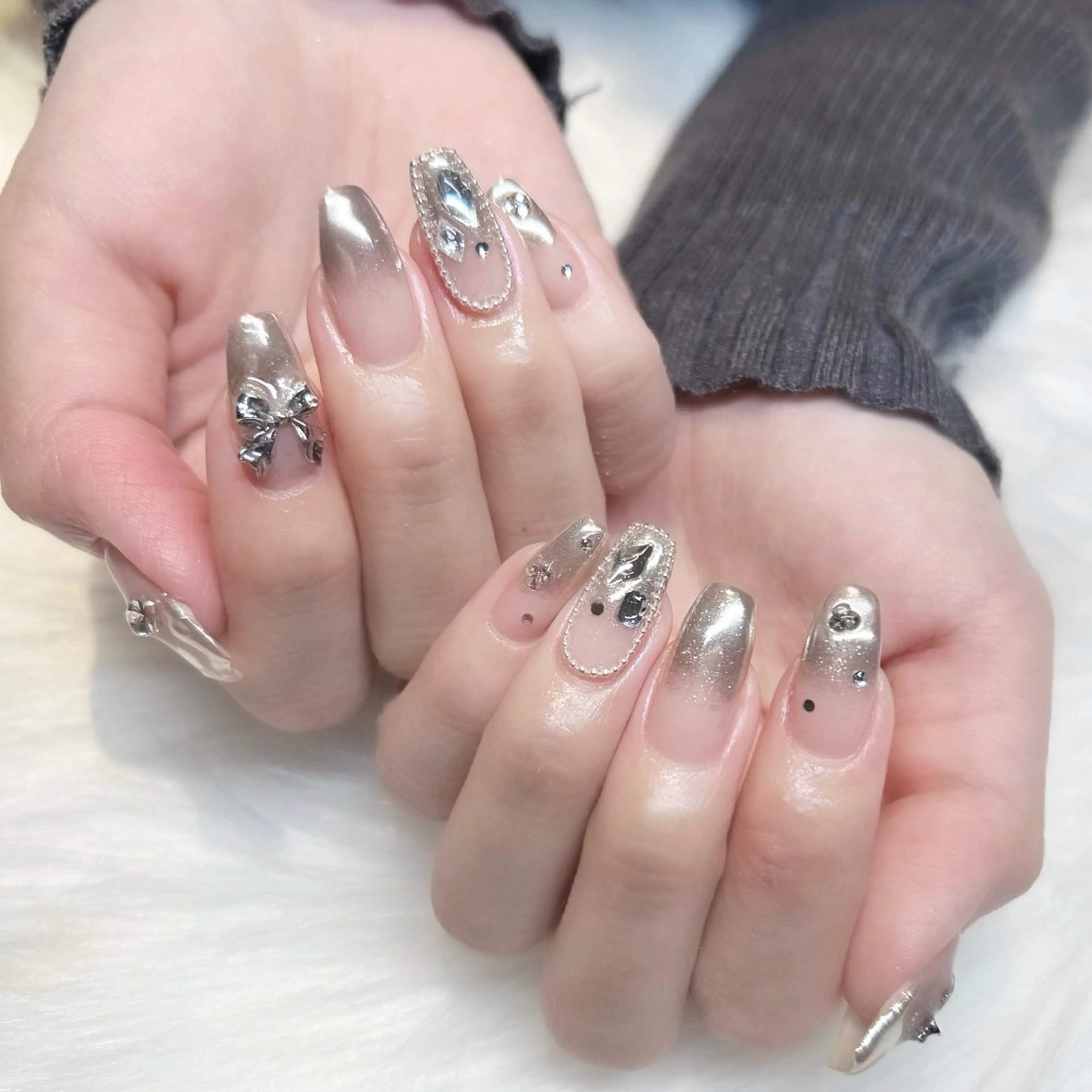 ネイル グラデーション キラキラネイル ミラーネイル リボン ハンドネイル ぷりゅねる 心斎橋のネイルデザイン