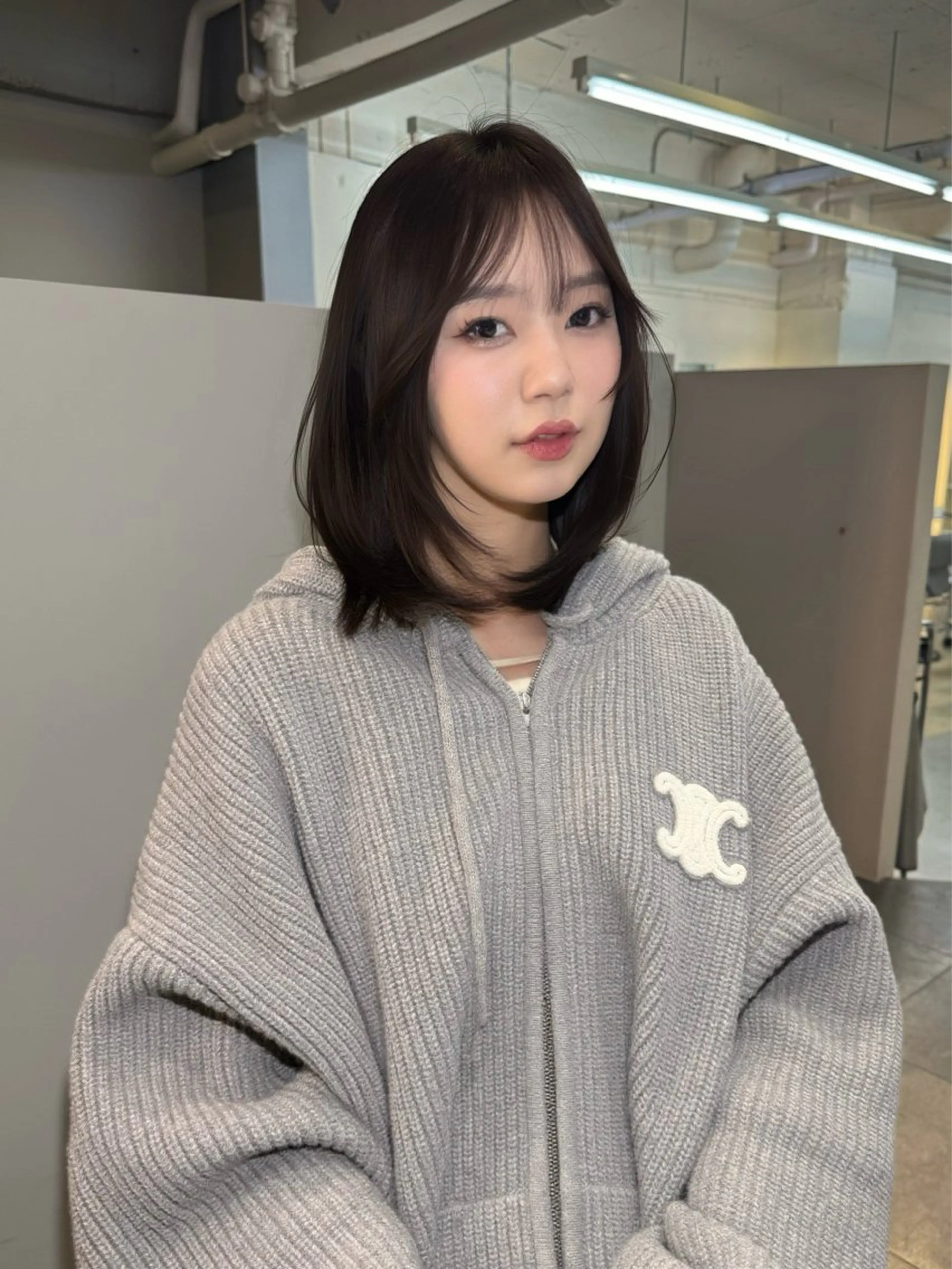 ミディアム カラー ボブレイヤー ミディアムレイヤー アッシュ アッシュブラウン ブラウンカラー カット ヘアカラー トリートメント ヘッドスパ ヘアセット 柔らかブラウン/顔周 りレイヤー♡ユウシのヘアスタイル