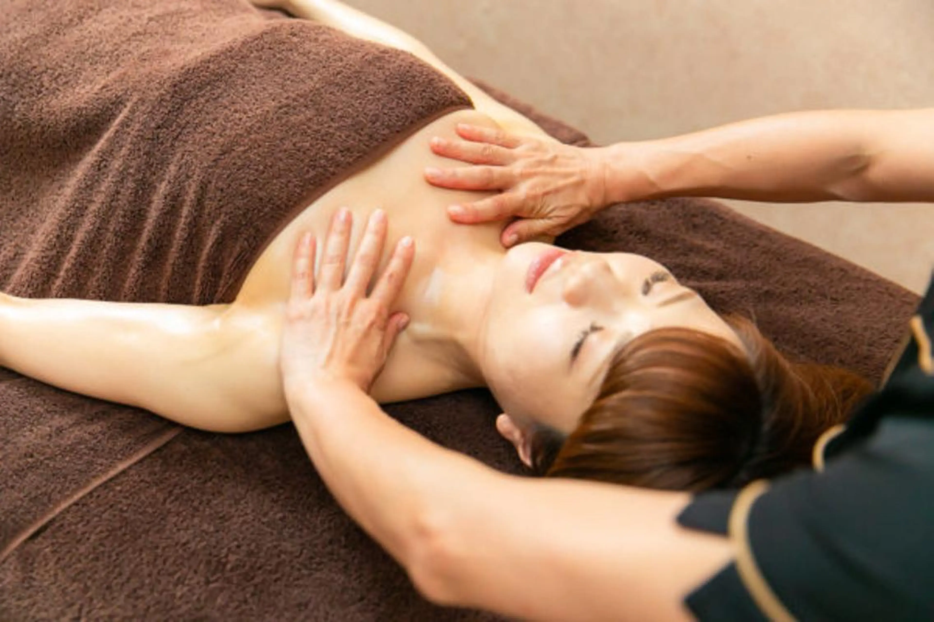 アロマ50分+ 小顔50分 +デコルテ高濃度☆美容パック付き 計100分の写真