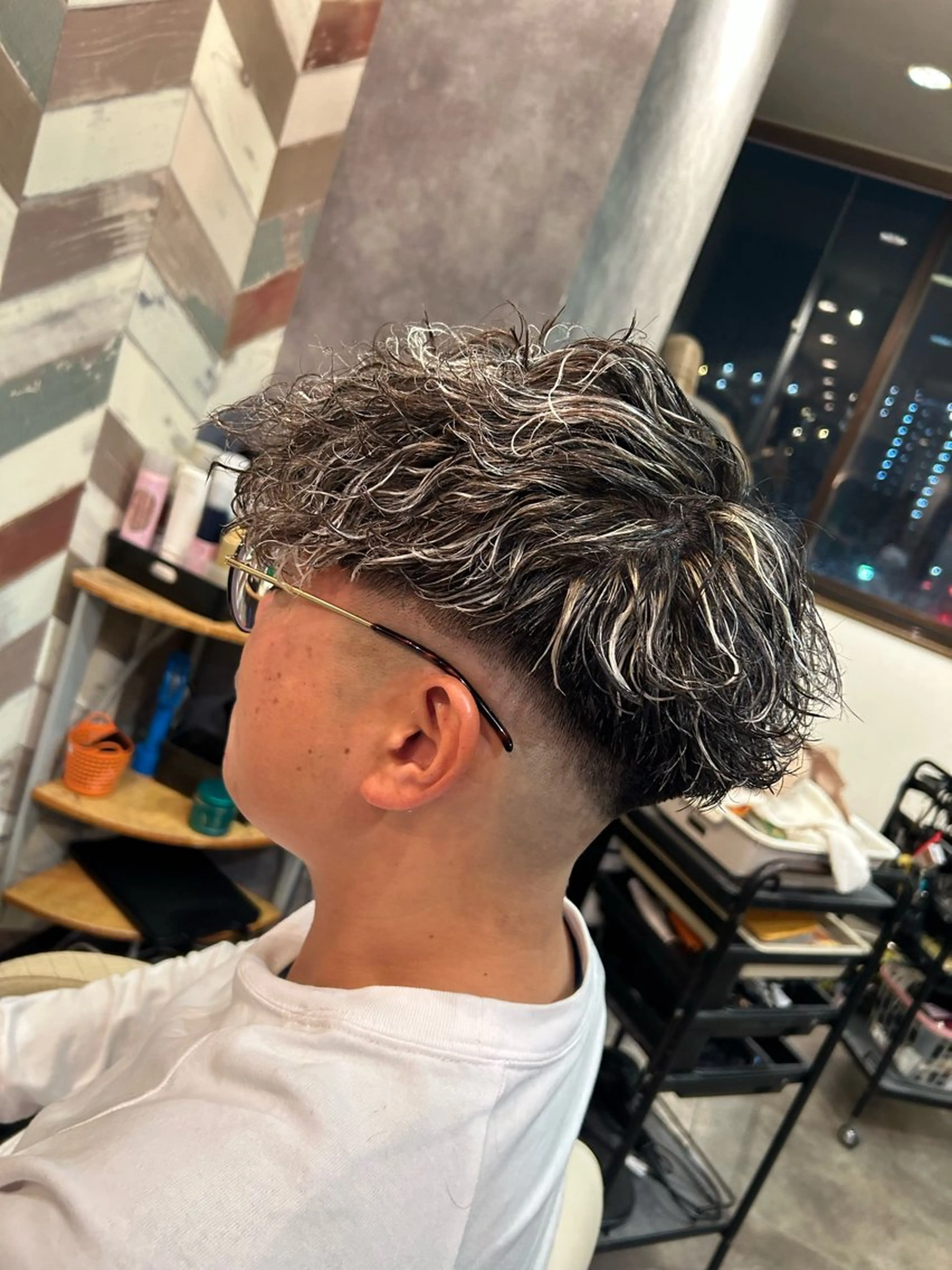 カラー パーマ メンズ フェードカット メンズメッシュ スキンフェード スペインカール メッシュ カット パーマ stylist 静音「LEON」のヘアスタイル