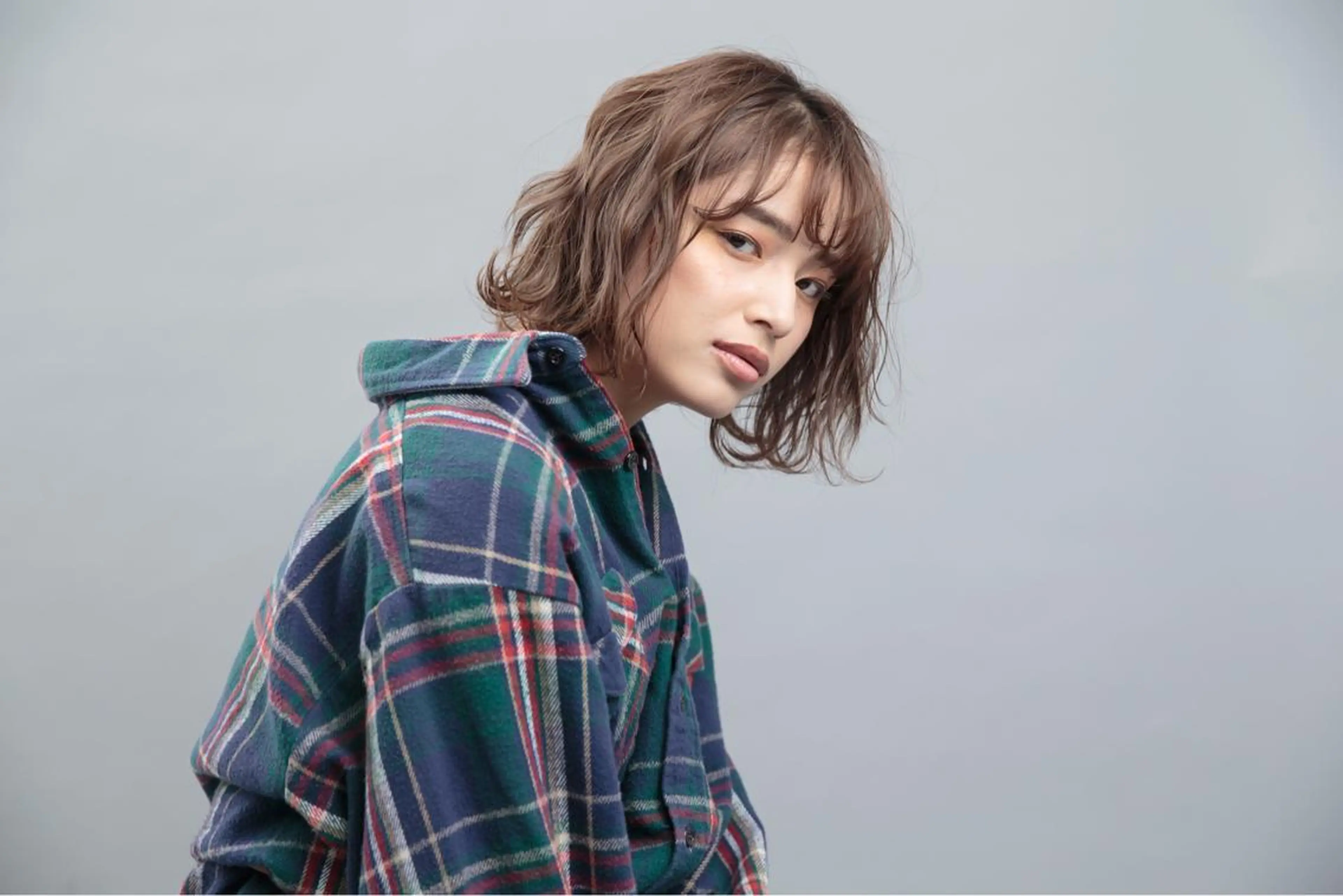 ミディアム アッシュ 外国人風カラー ハイライト 髪質改善 韓国風ヘア カット ヘアカラー トリートメント hoNua. 栄/透明感カラーのヘアスタイル