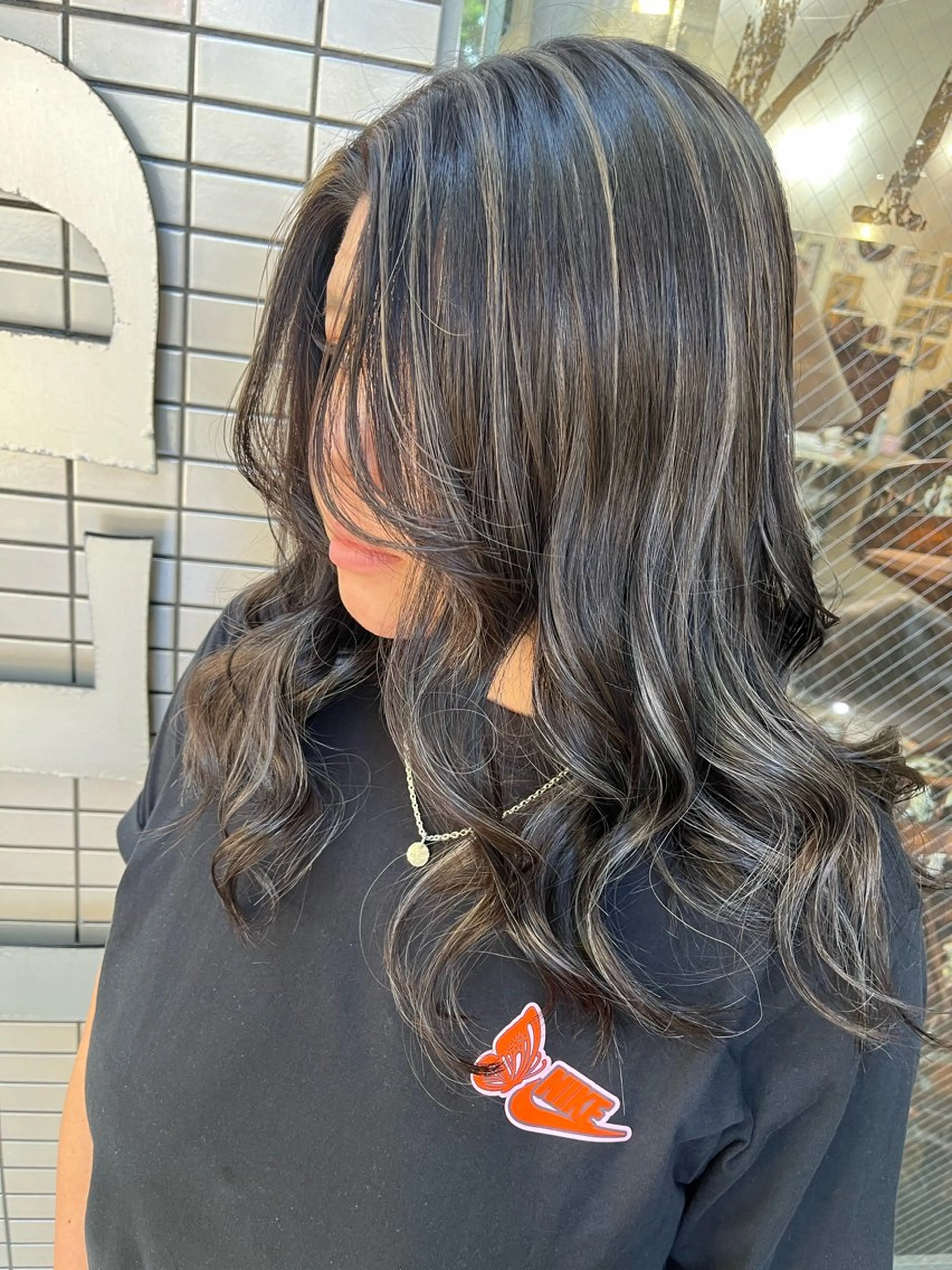 セミロング ヘアカラー モモカ/ハイトーン /バレイヤージュのヘアスタイル