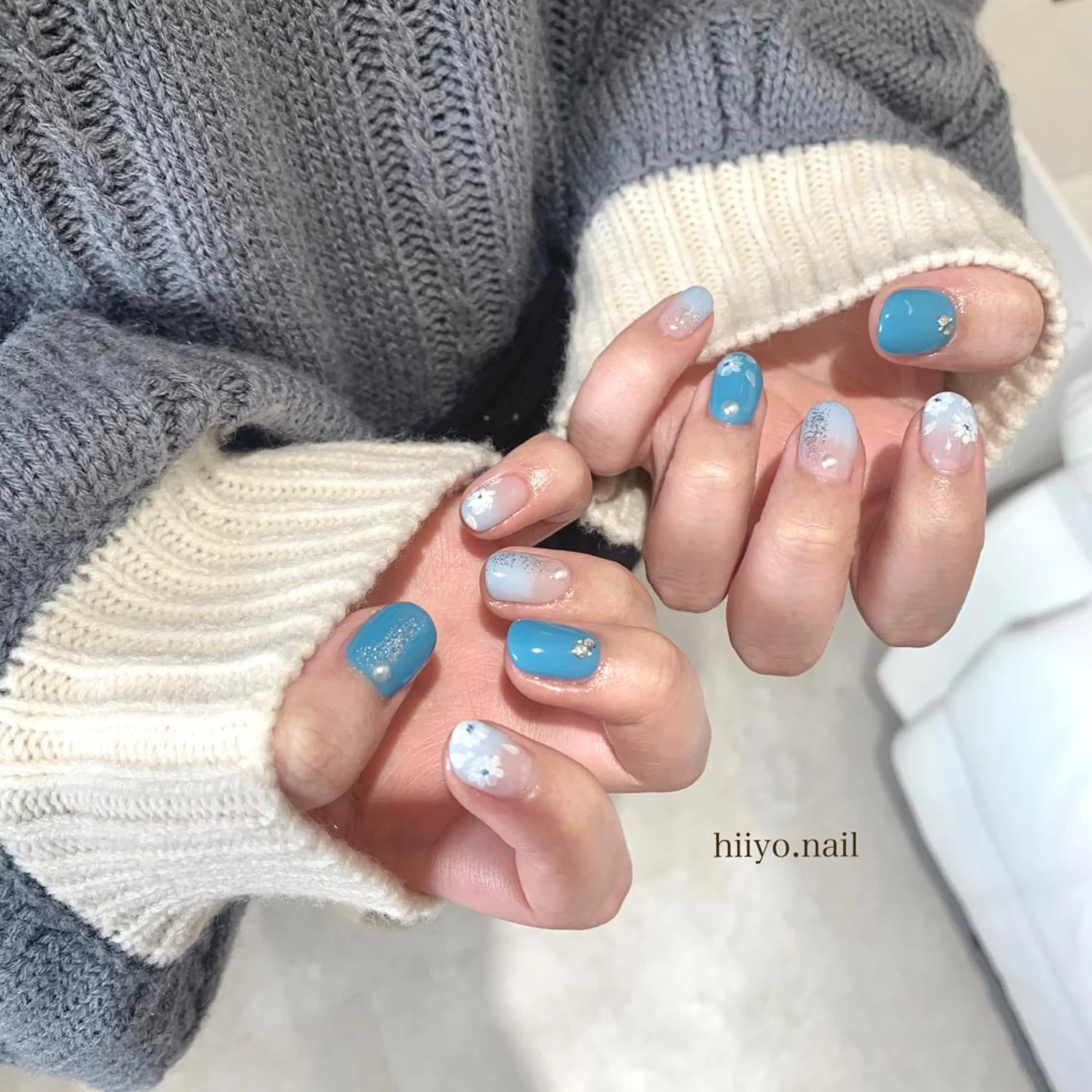 ネイル ブルー フラワーネイル グラデーション ラメ(グリッター) ハンドネイル hiyo🫧ネイル /渋谷💍🎀のネイルデザイン