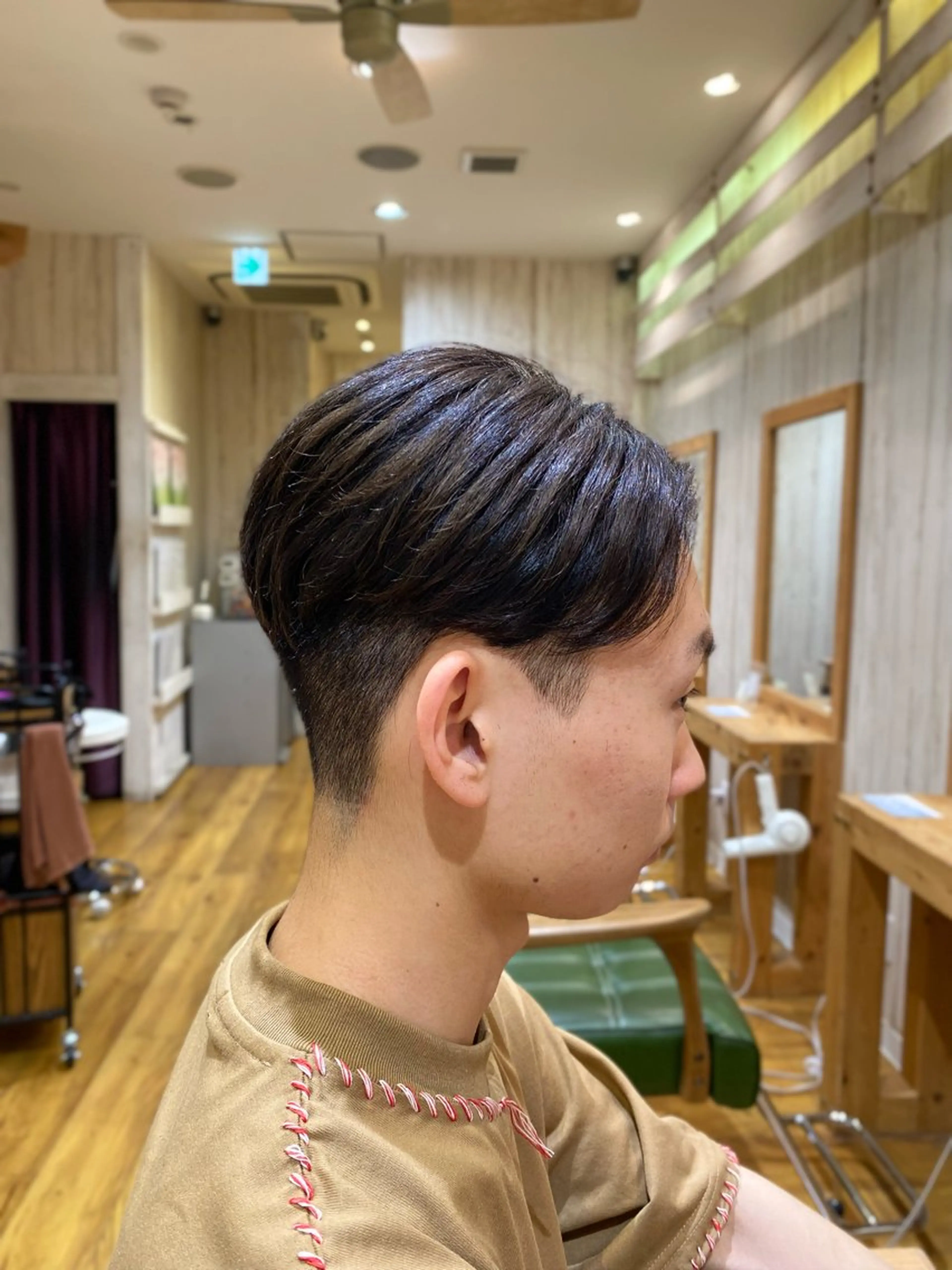 メンズ センターパート 刈り上げ 波巻き／ツイスパ／天 王寺／タニオクトモヤのヘアスタイル