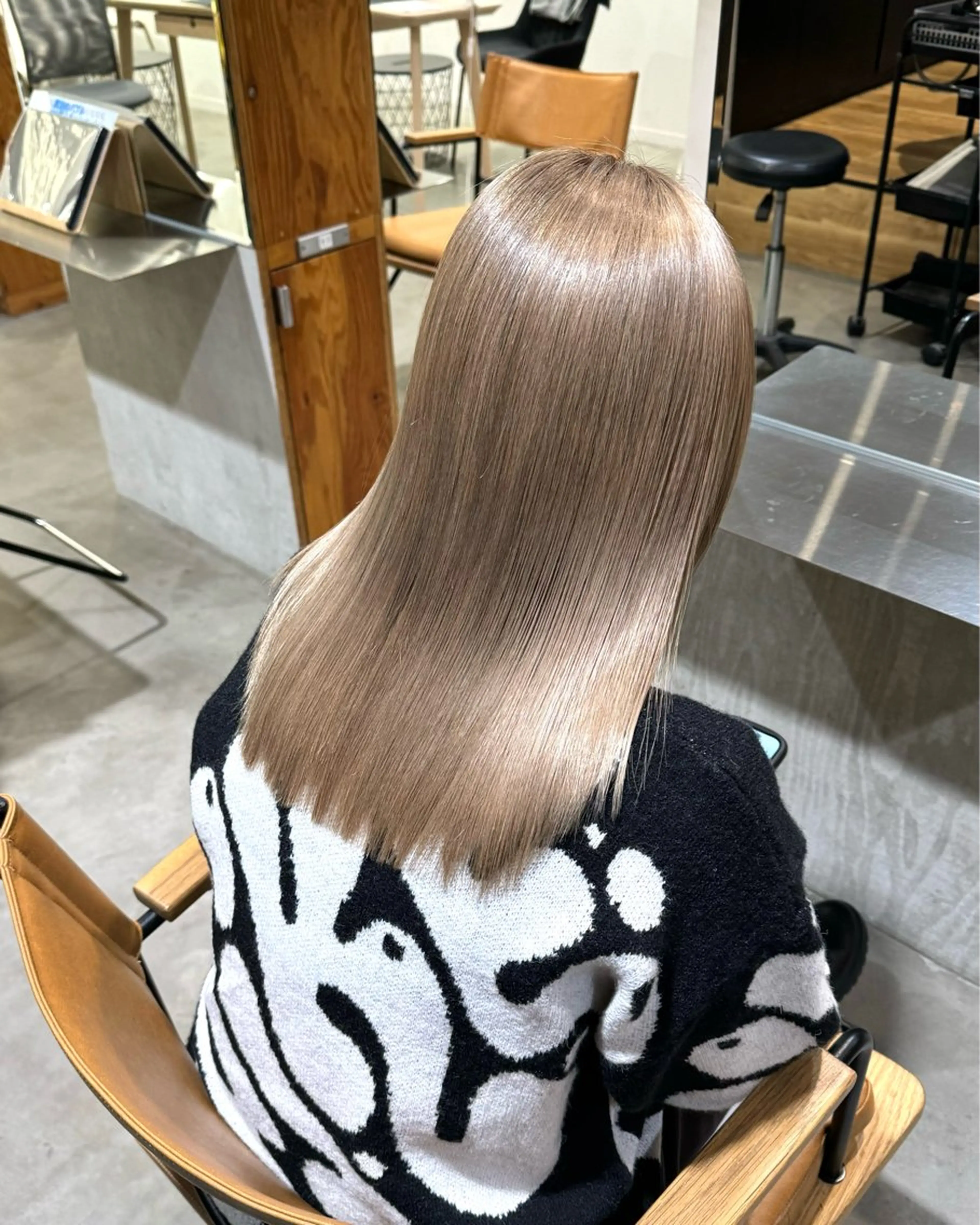 セミロング カラー ベージュカラー ミルクティーベージュ 小木曽 里華のヘアスタイル