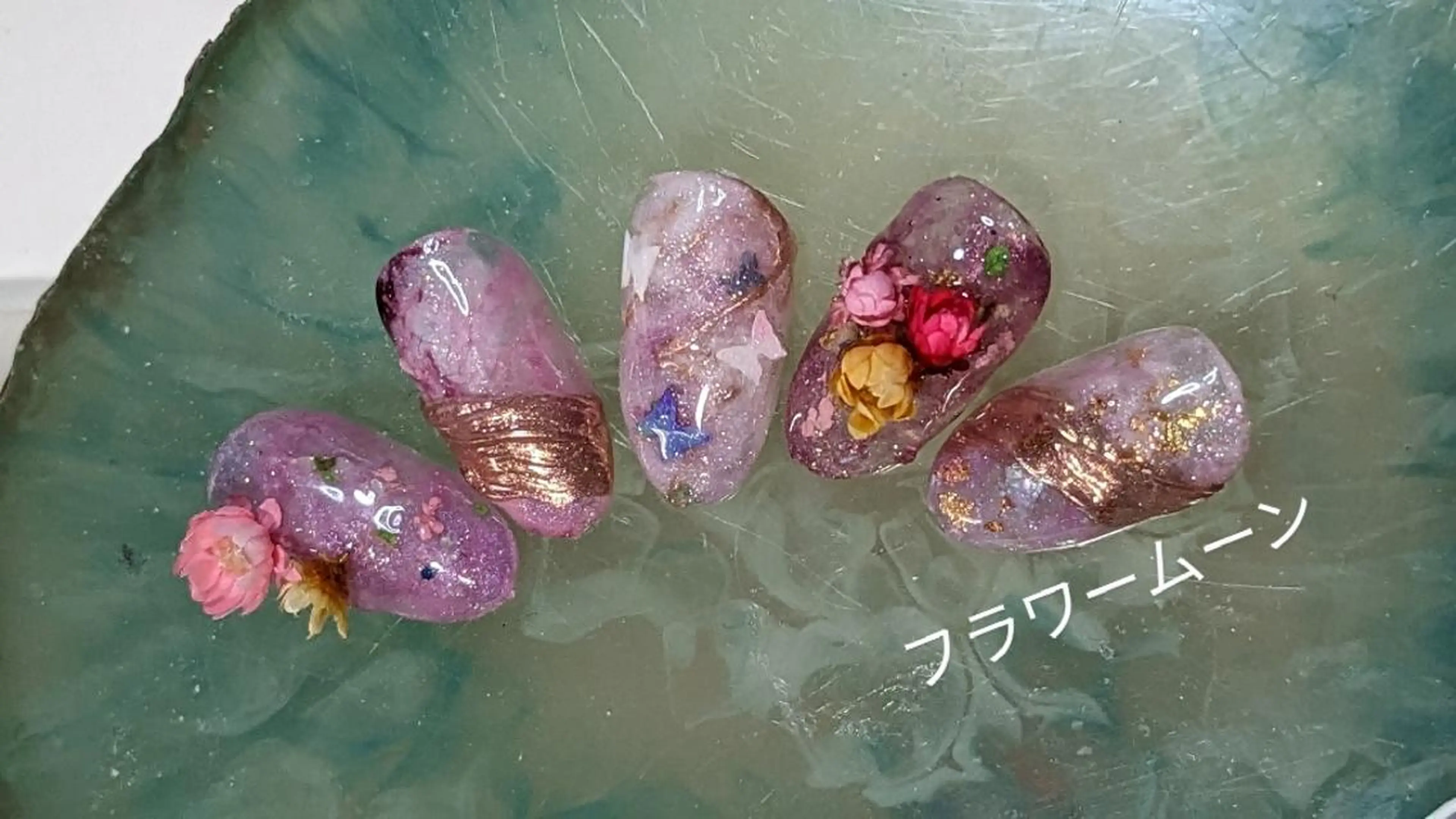 ネイル ニュアンスネイル フラワー ムーンのネイルデザイン