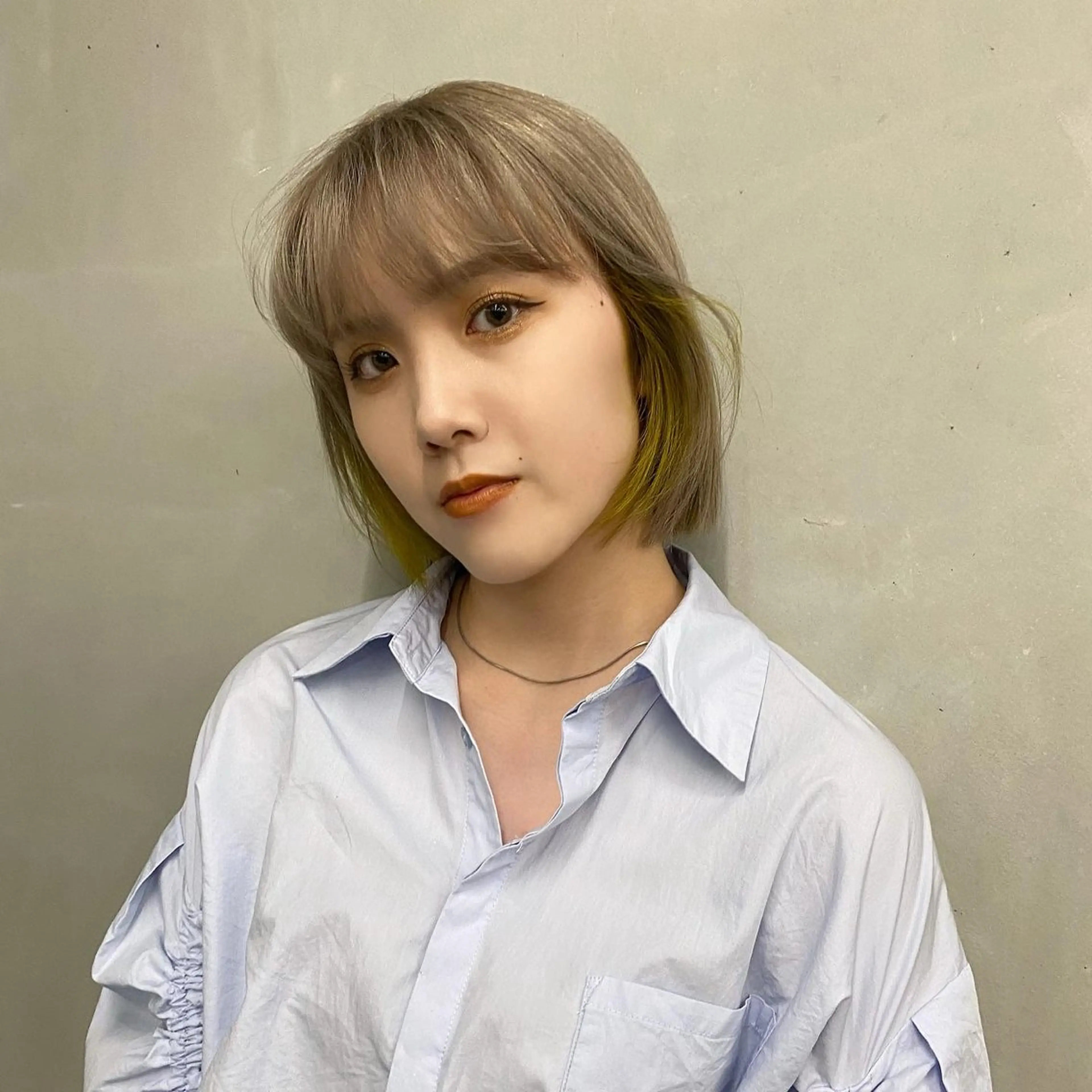 ミディアム カラー ヘアアレンジ ブロンド グレージュ インナーカラー ヘアカラー トリートメント mina 🌷のヘアスタイル