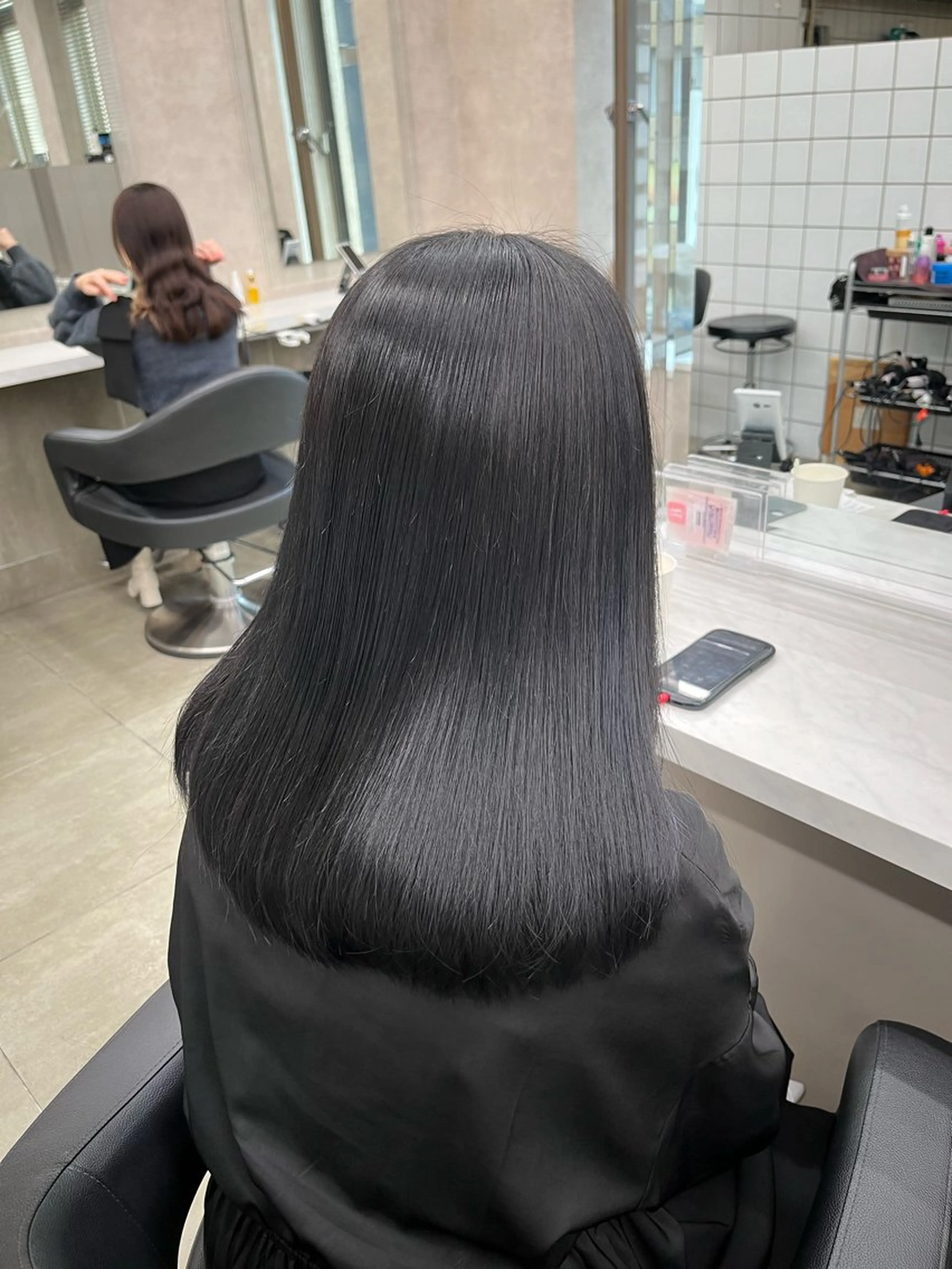 セミロング 寒色＆ブリーチ特化 寒色MiOのヘアスタイル