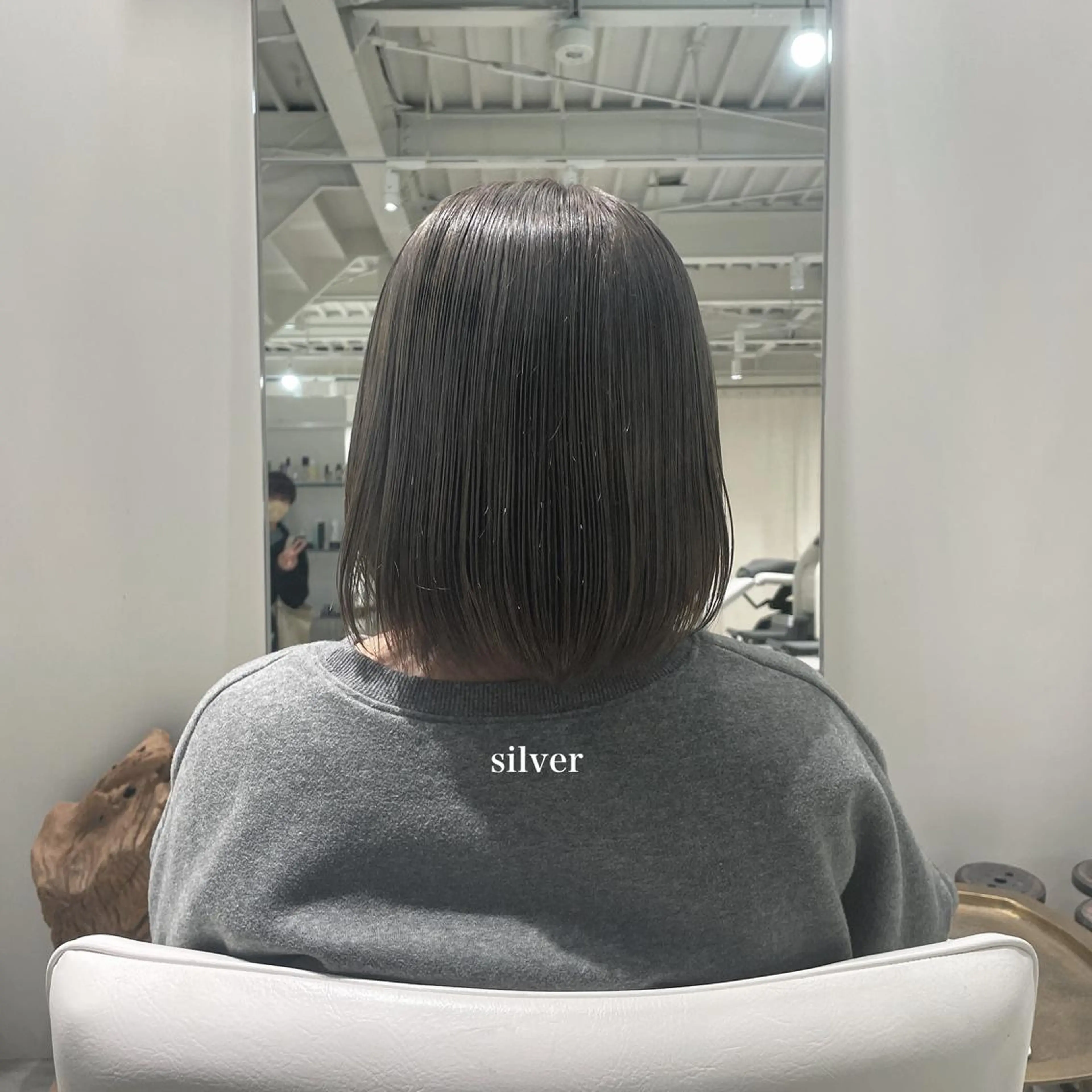 ミディアム カラー シルバー 峯崎 葵のヘアスタイル