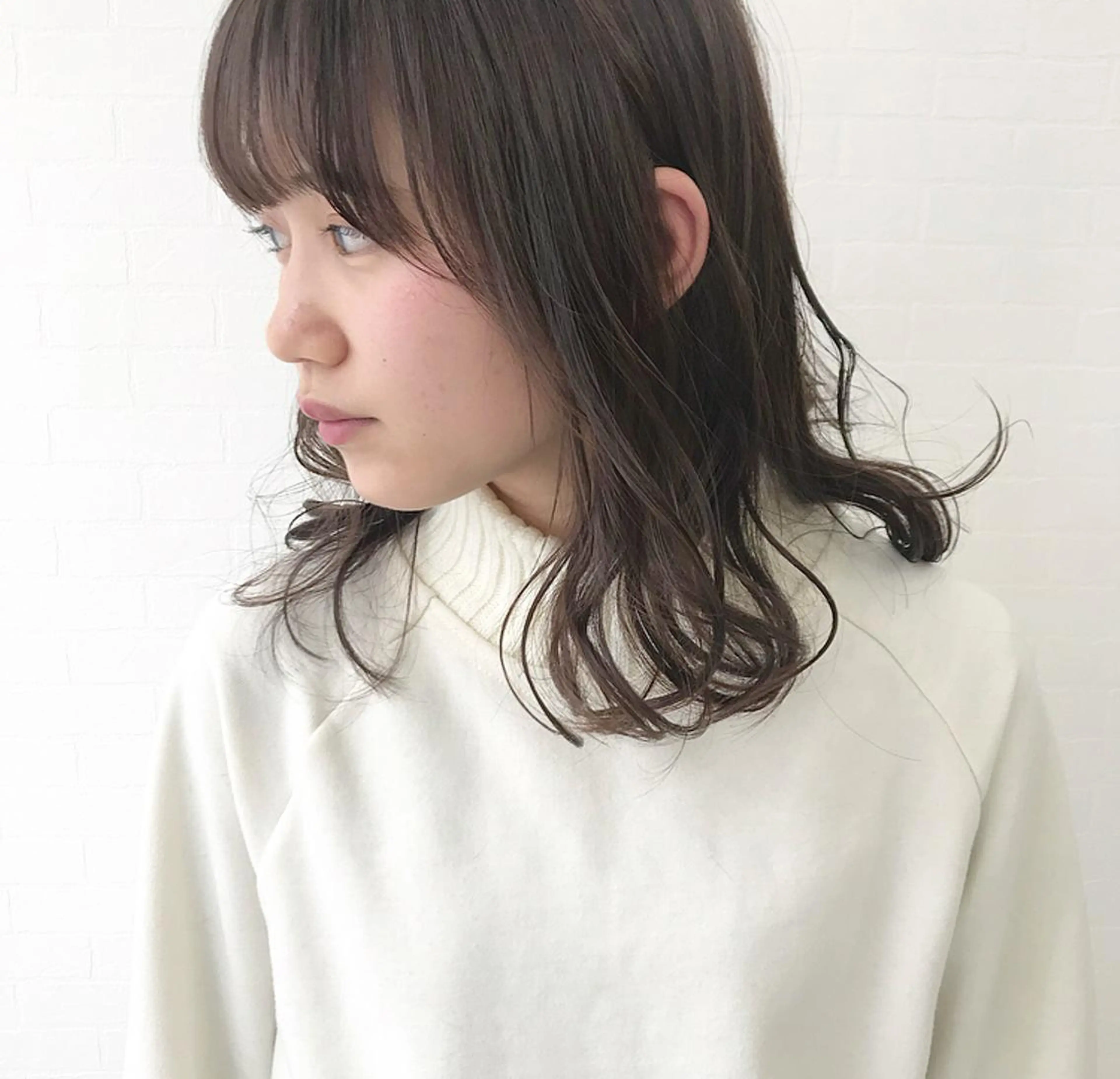 セミロング カラー オリーブ/アッシュ やわらか透明感カラーのヘアスタイル