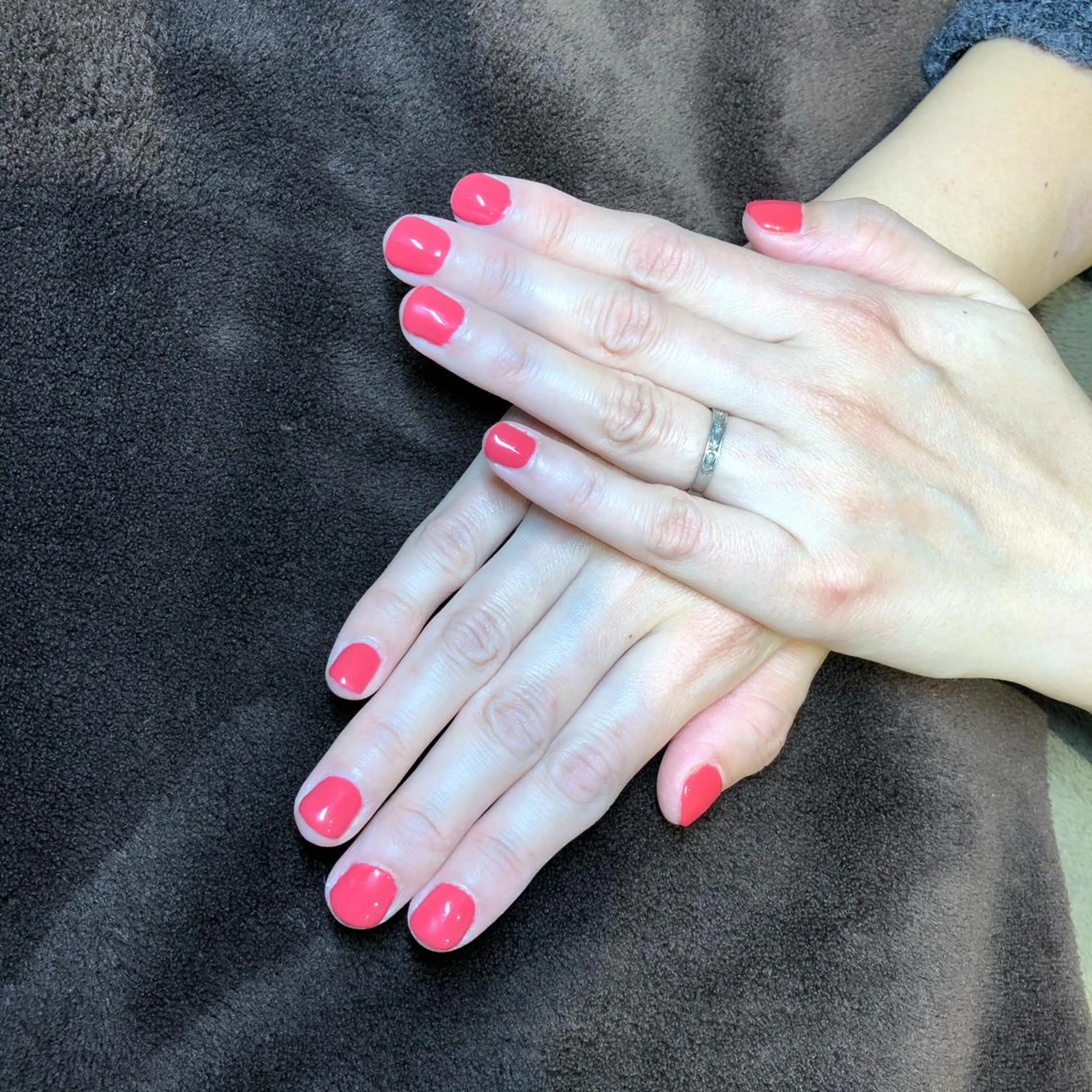 ネイル マットネイル 赤色 伊東 彩花のヘアスタイル