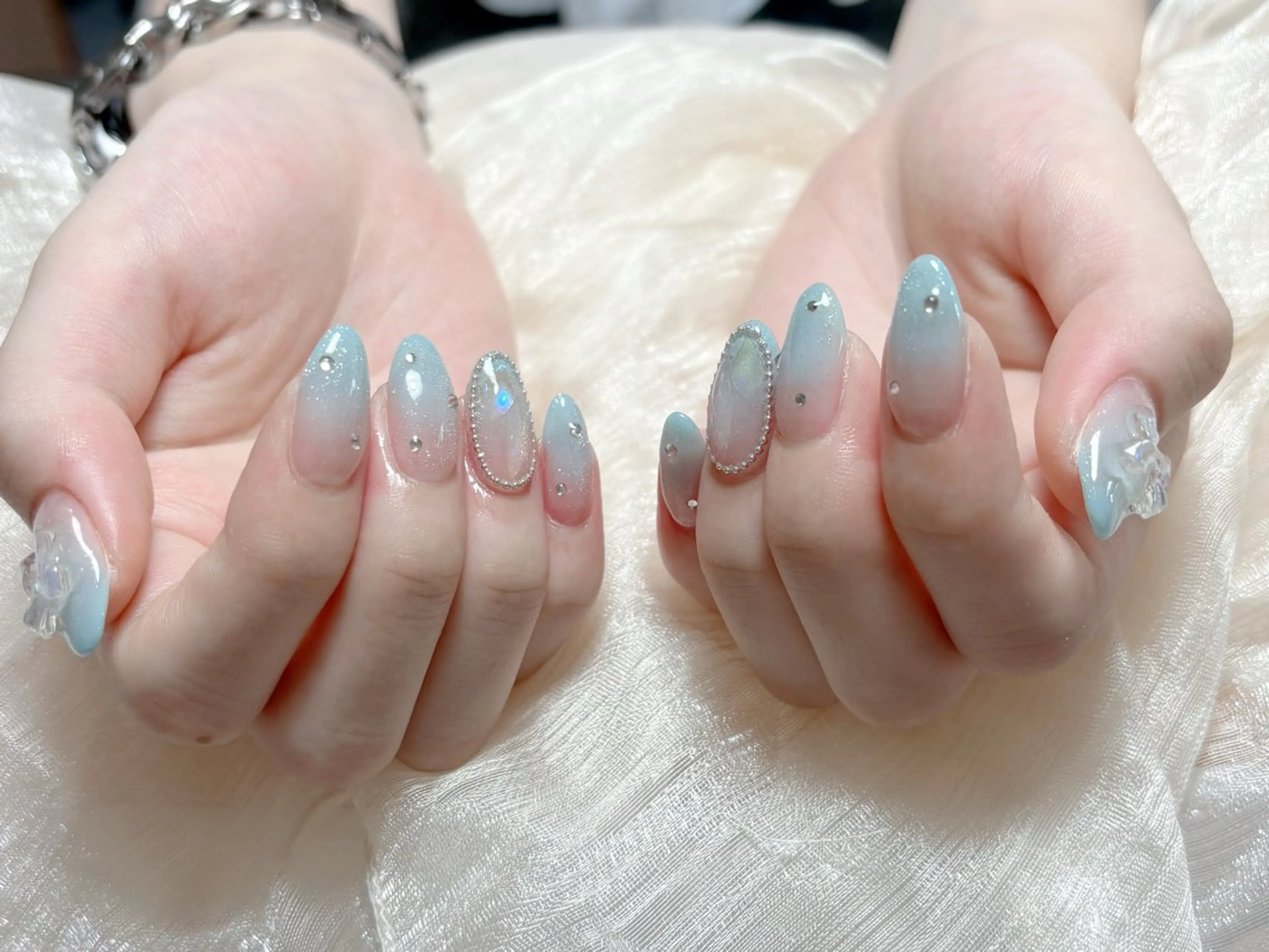 ネイル オーロラネイル チークネイル フレンチネイル ジェルネイル ガラスフレンチ ハンドネイル ハンドケア Nail Jolie所属・Nail Jolieのネイルデザイン