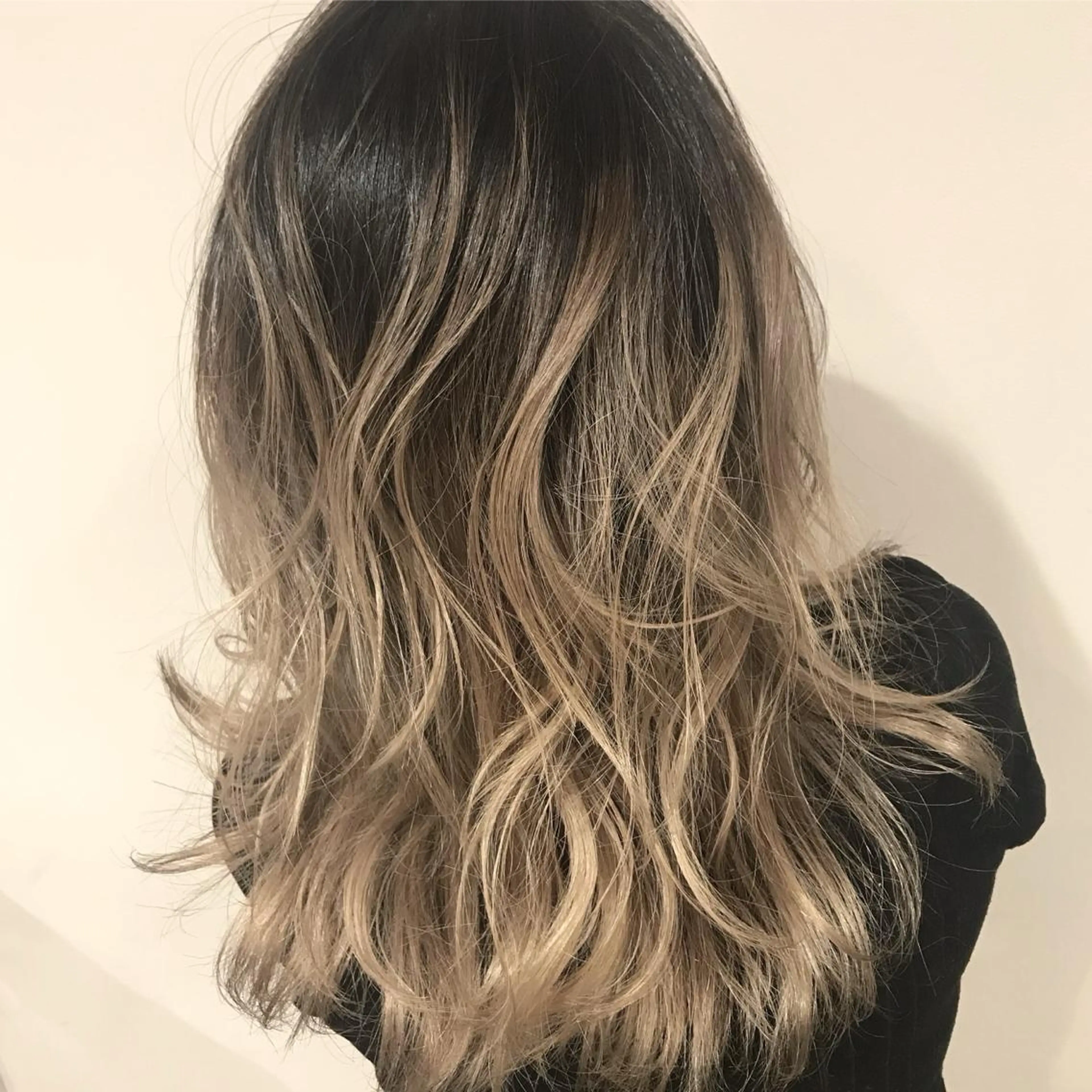 ミディアム カラー アッシュ アッシュグレー アッシュグレージュ バレイヤージュ ミストバング AMI Hair  supply所属・髪質改善カラー 韓国風レイヤーのヘアスタイル