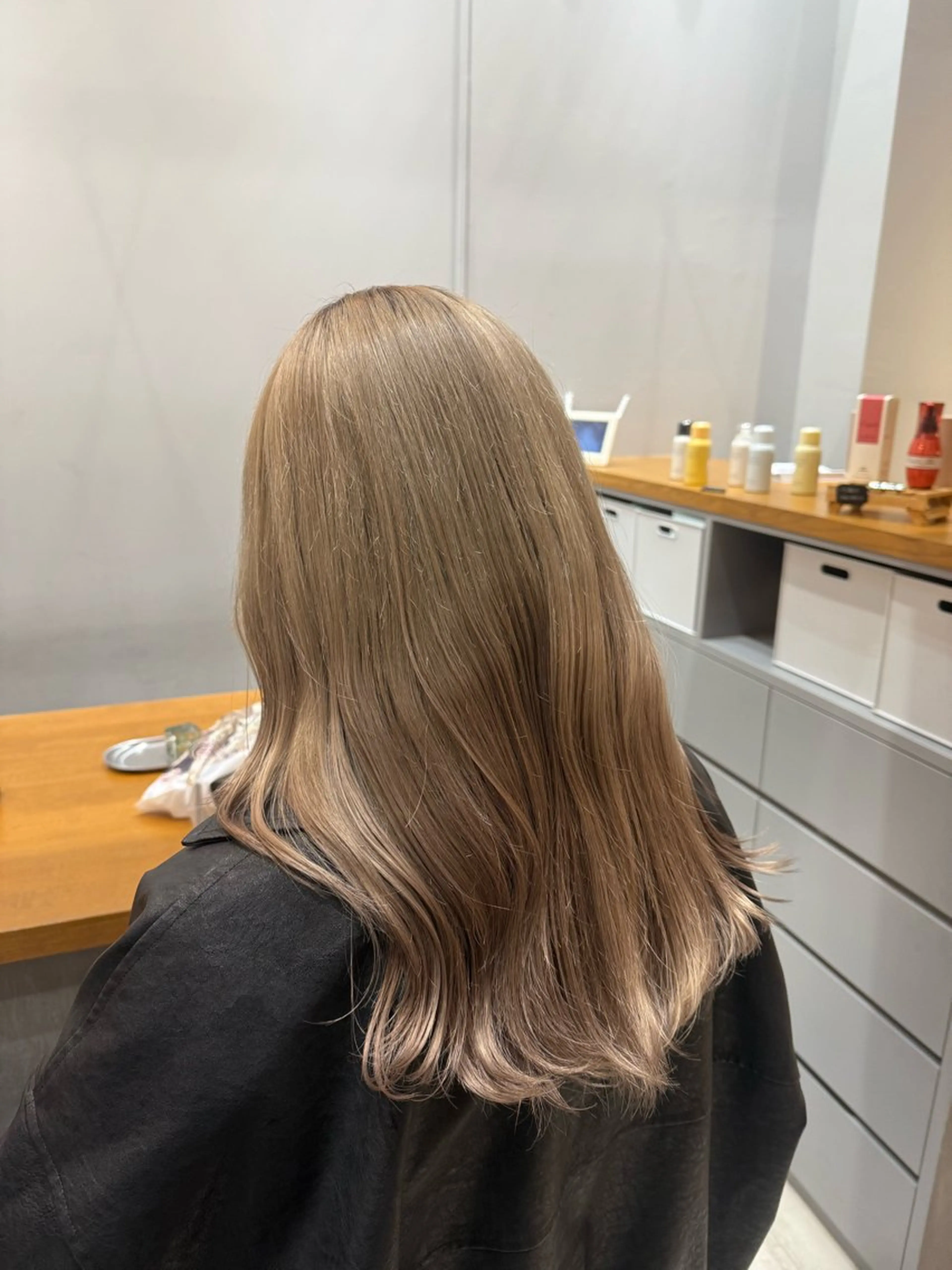 ロング カラー ベージュカラー ホワイトベージュ カット ヘアカラー エマ ピボット 中川店所属・富原崇太/切りっぱな しボブ/透明感カラーのヘアスタイル