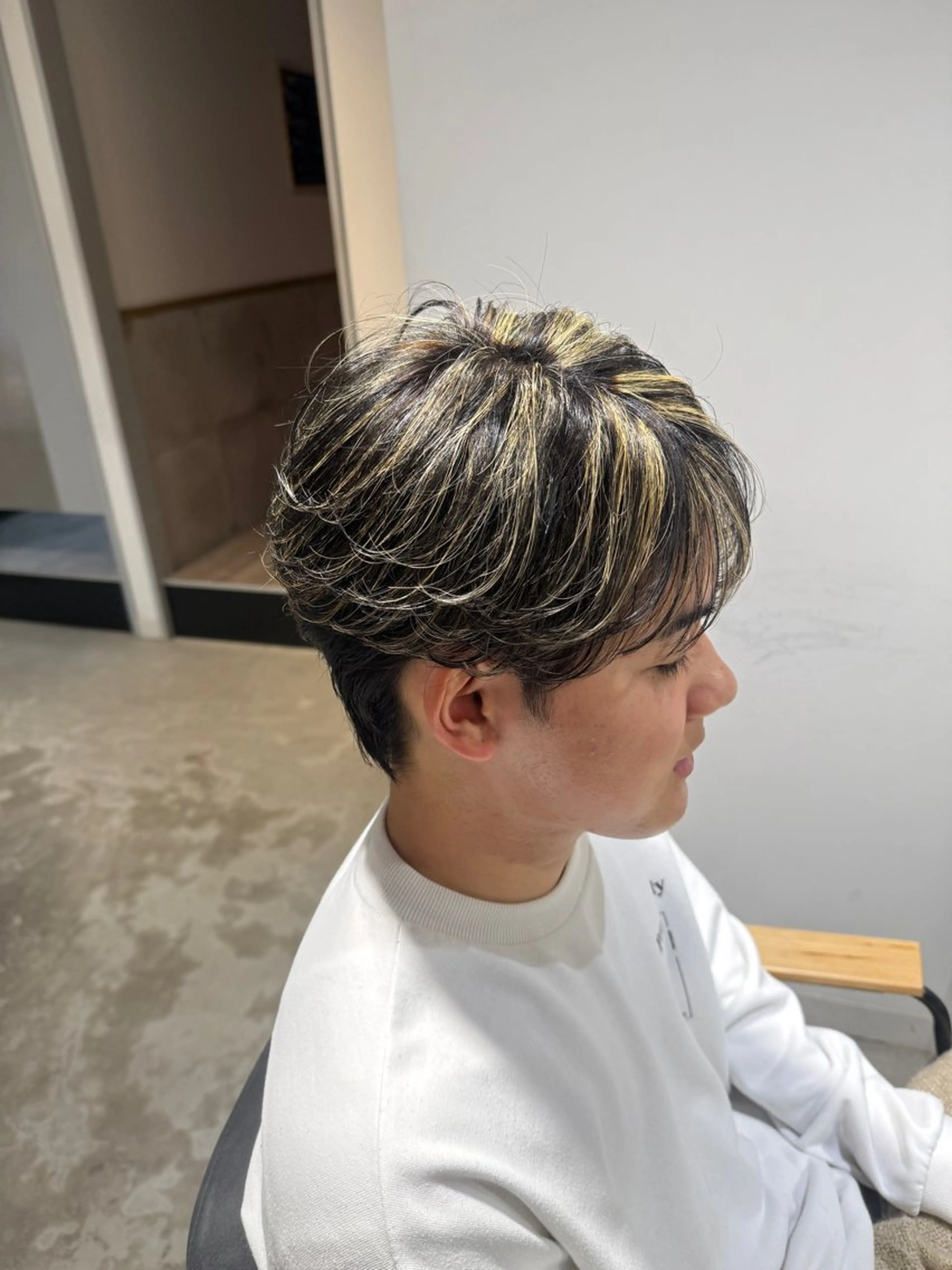 ミディアム パーマ メンズ メンズブリーチ センターパート メンズハイライト マッシュ シースルーマッシュ カット ヘアカラー メンズカットパーマ ✂️ JOYAのヘアスタイル