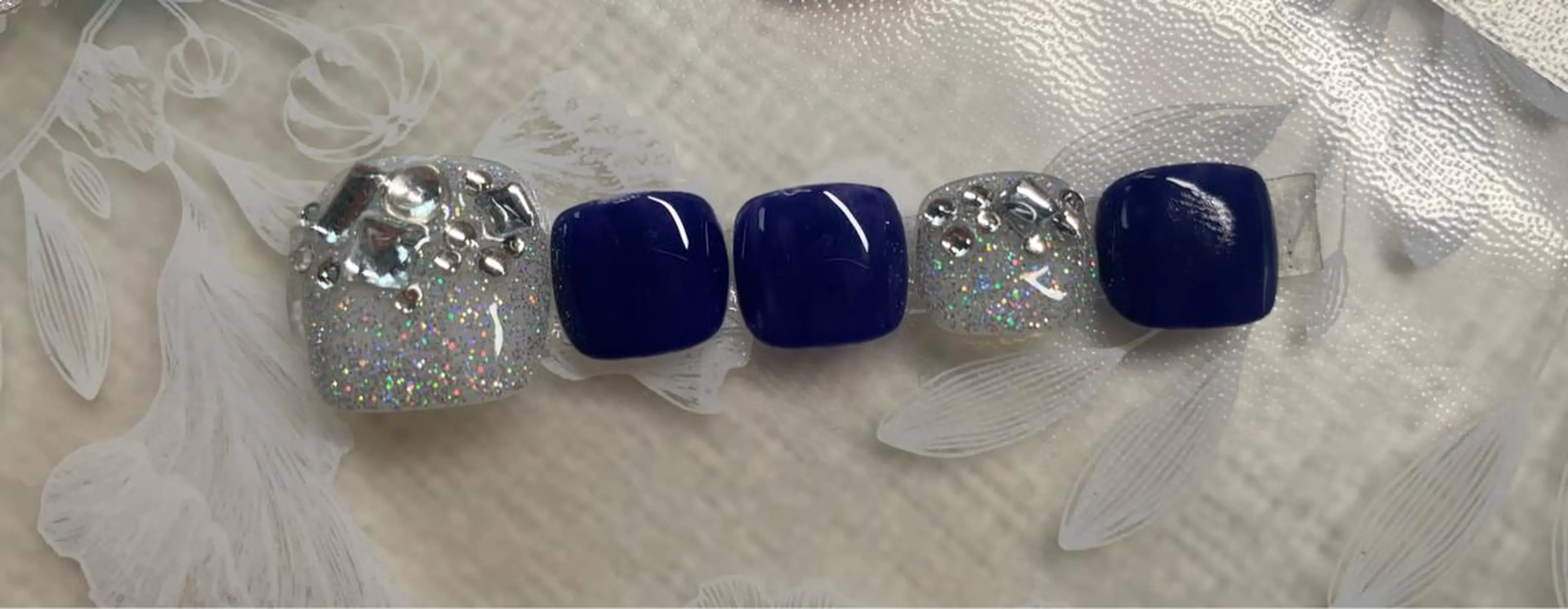 ネイル オーロラネイル ブルー フットネイル ラメ(グリッター) Kira Nailのネイルデザイン