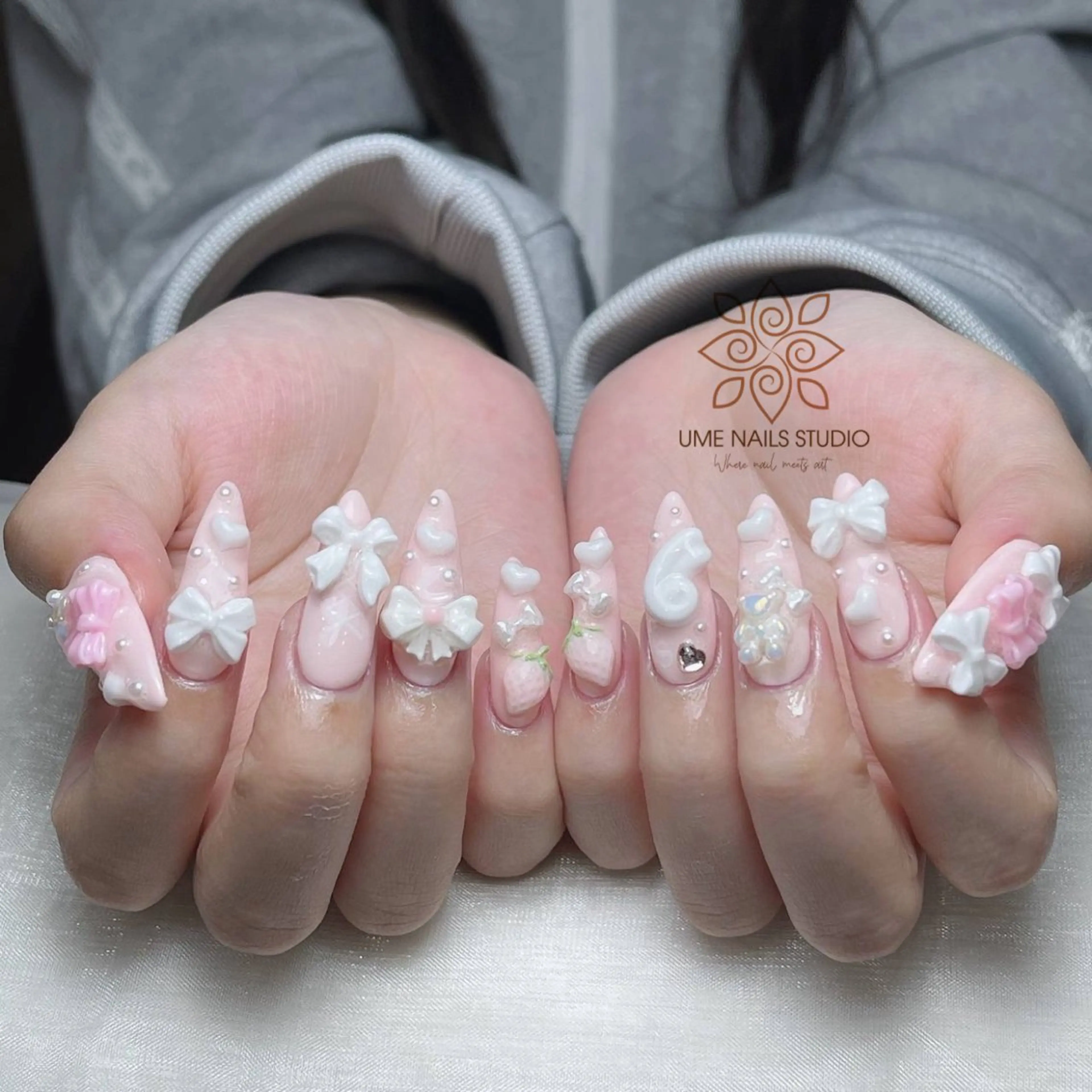 ネイル チークネイル クリアネイル ガーリー キラキラネイル 韓国ネイル Ume Nail Studioのネイルデザイン