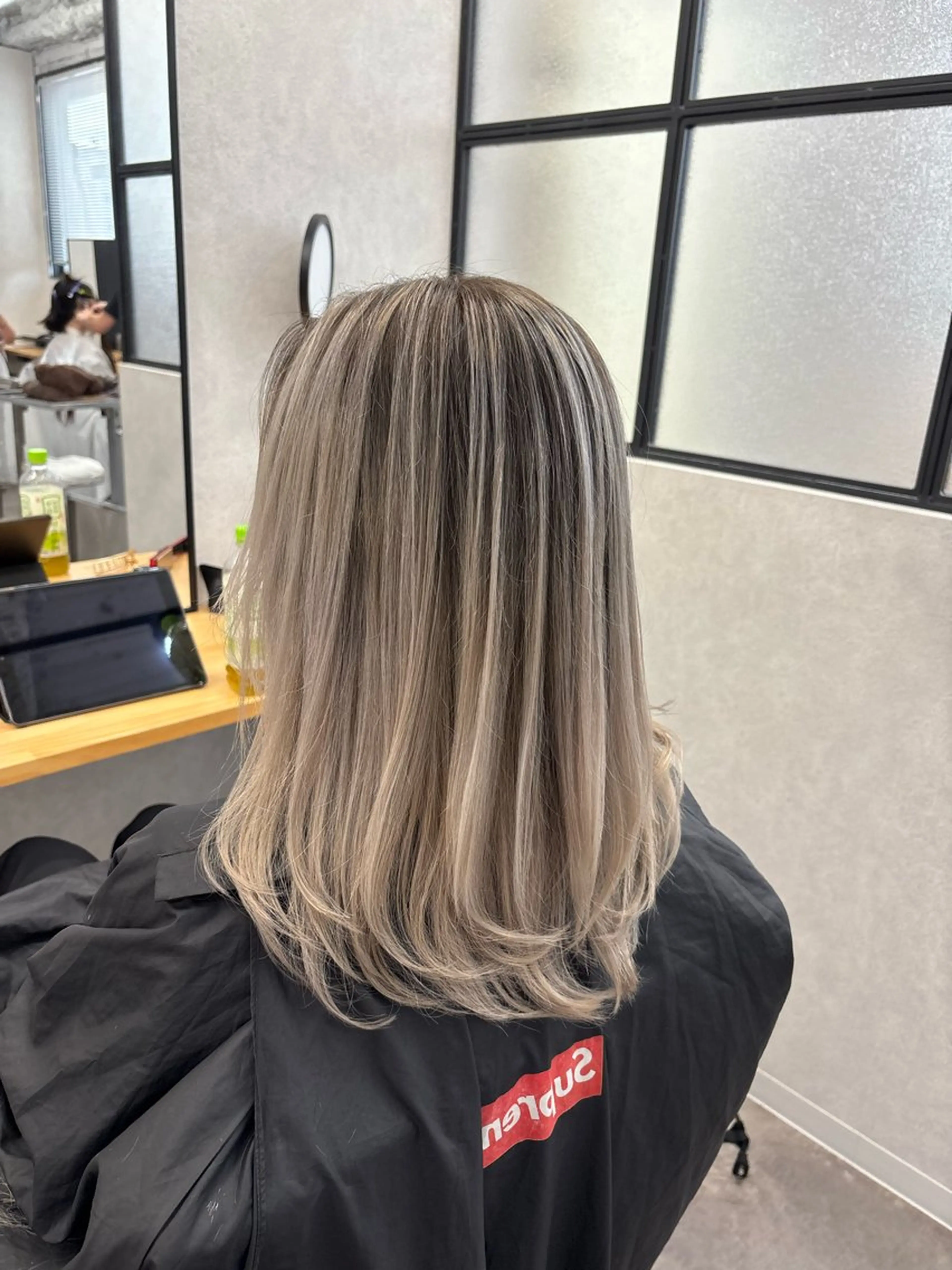 セミロング カラー バレイヤージュ ハイトーンカラー レイヤーカット 🌟心斎橋レイヤー 艶ハイトーン/ウルフのヘアスタイル