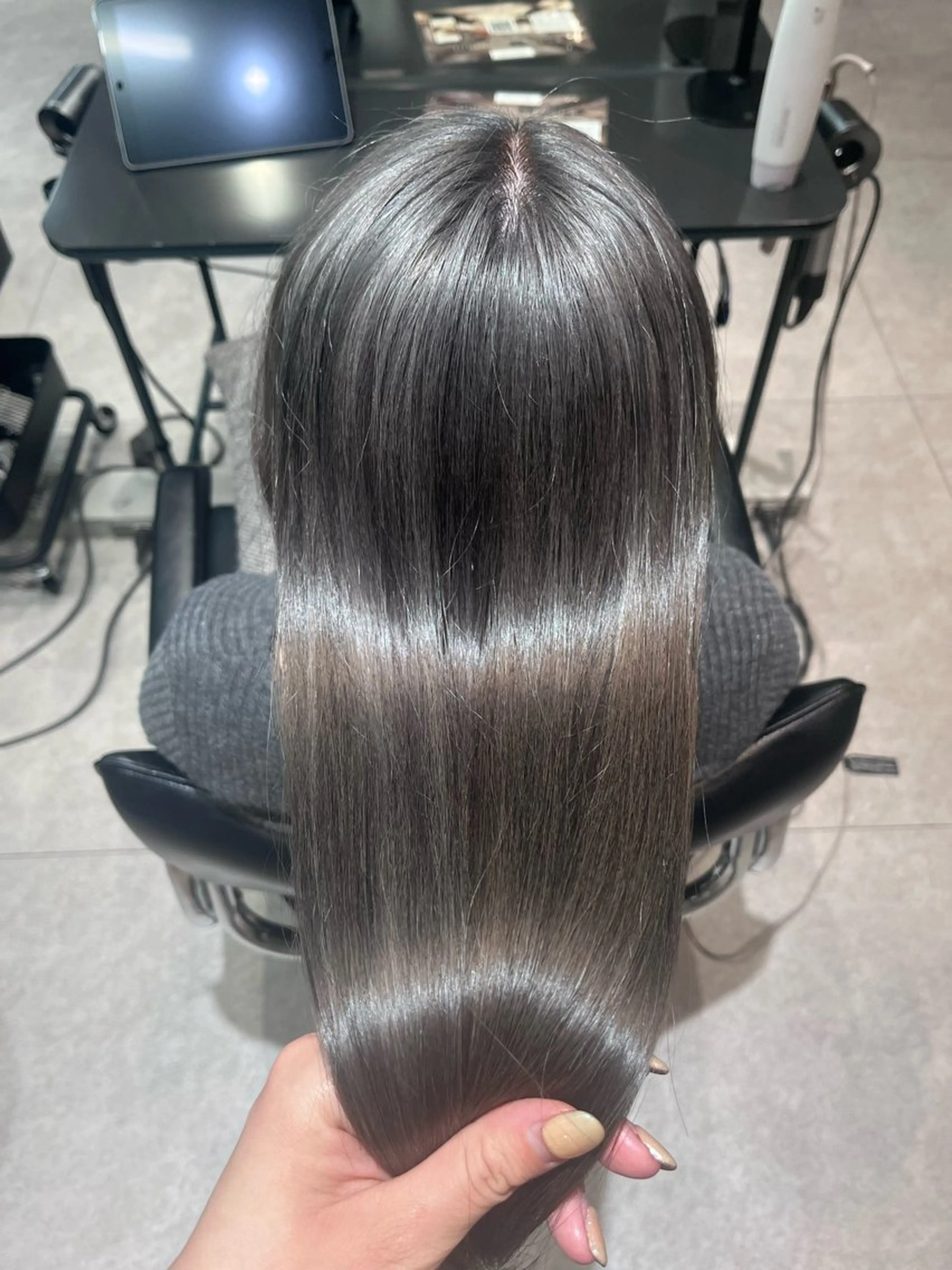 カラー ブリーチ 透明感カラー シルバー ヘアカラー 𝕞𝕒𝕚 🪄✩のヘアスタイル