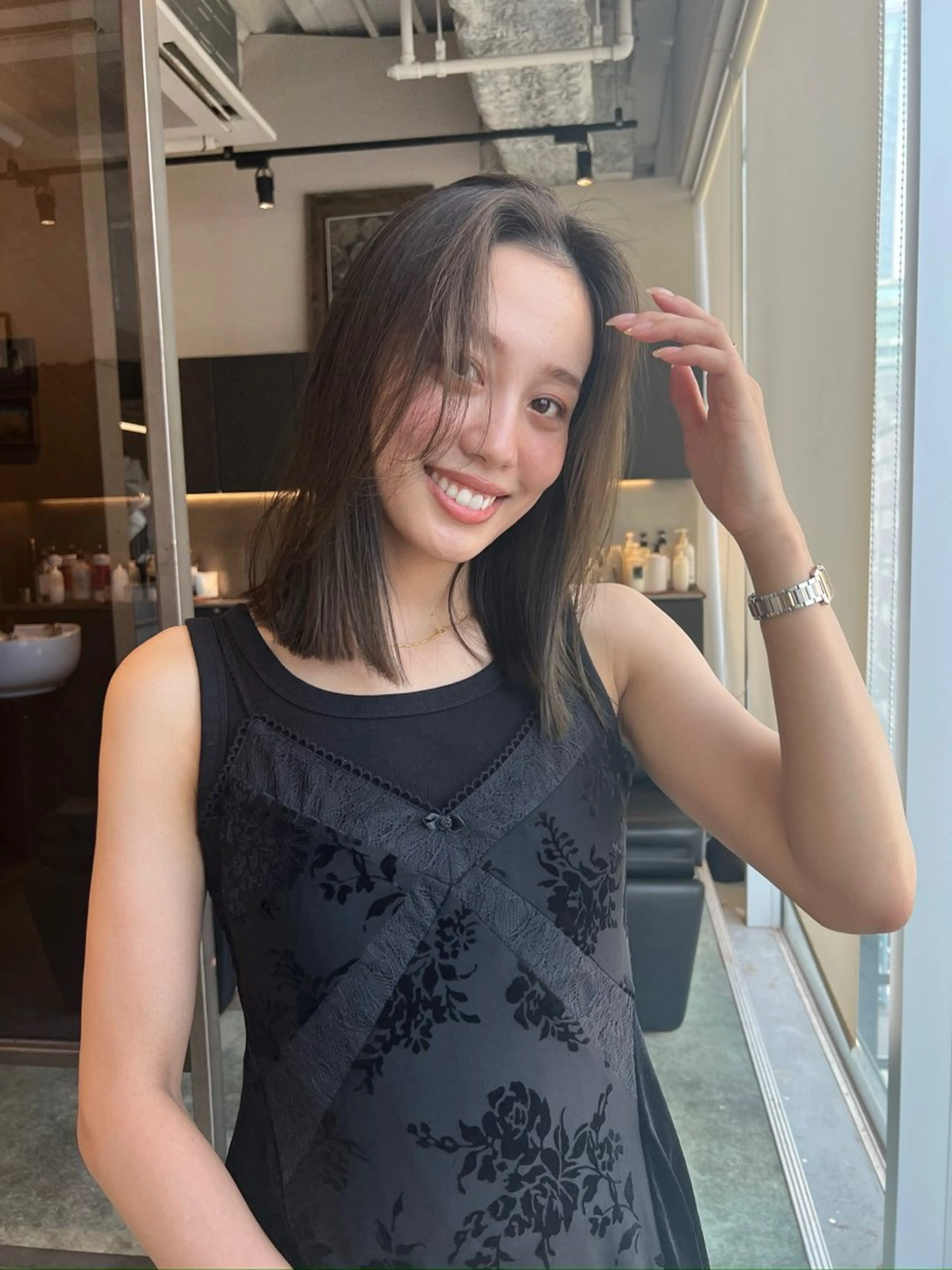 セミロング カラー オリーブグレー レイヤーカット ハイトーン/ショート /akane🐰♥️のヘアスタイル