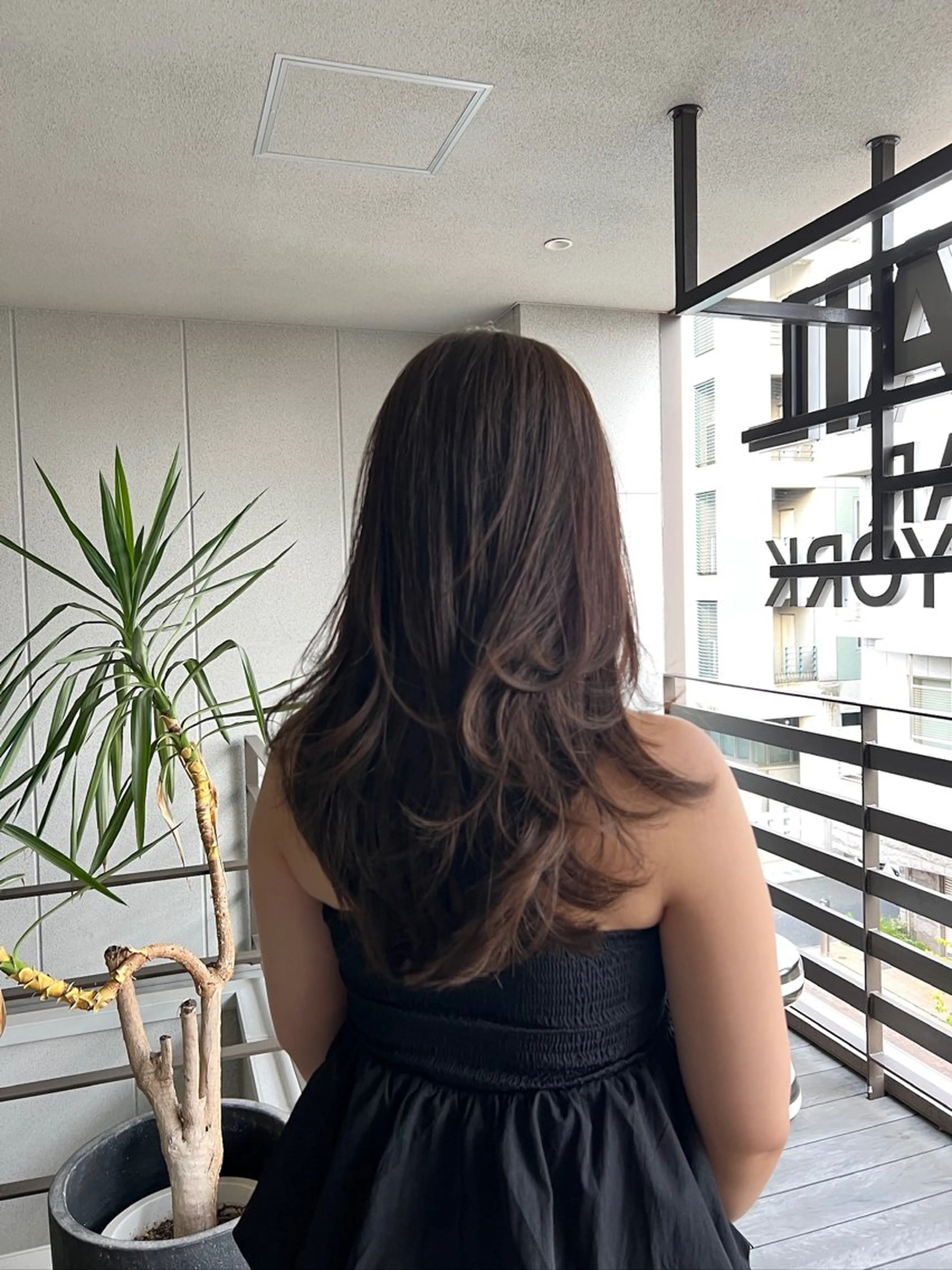 ロング レイヤーカット 海外風カーテンバング Mao広尾美容室のヘアスタイル