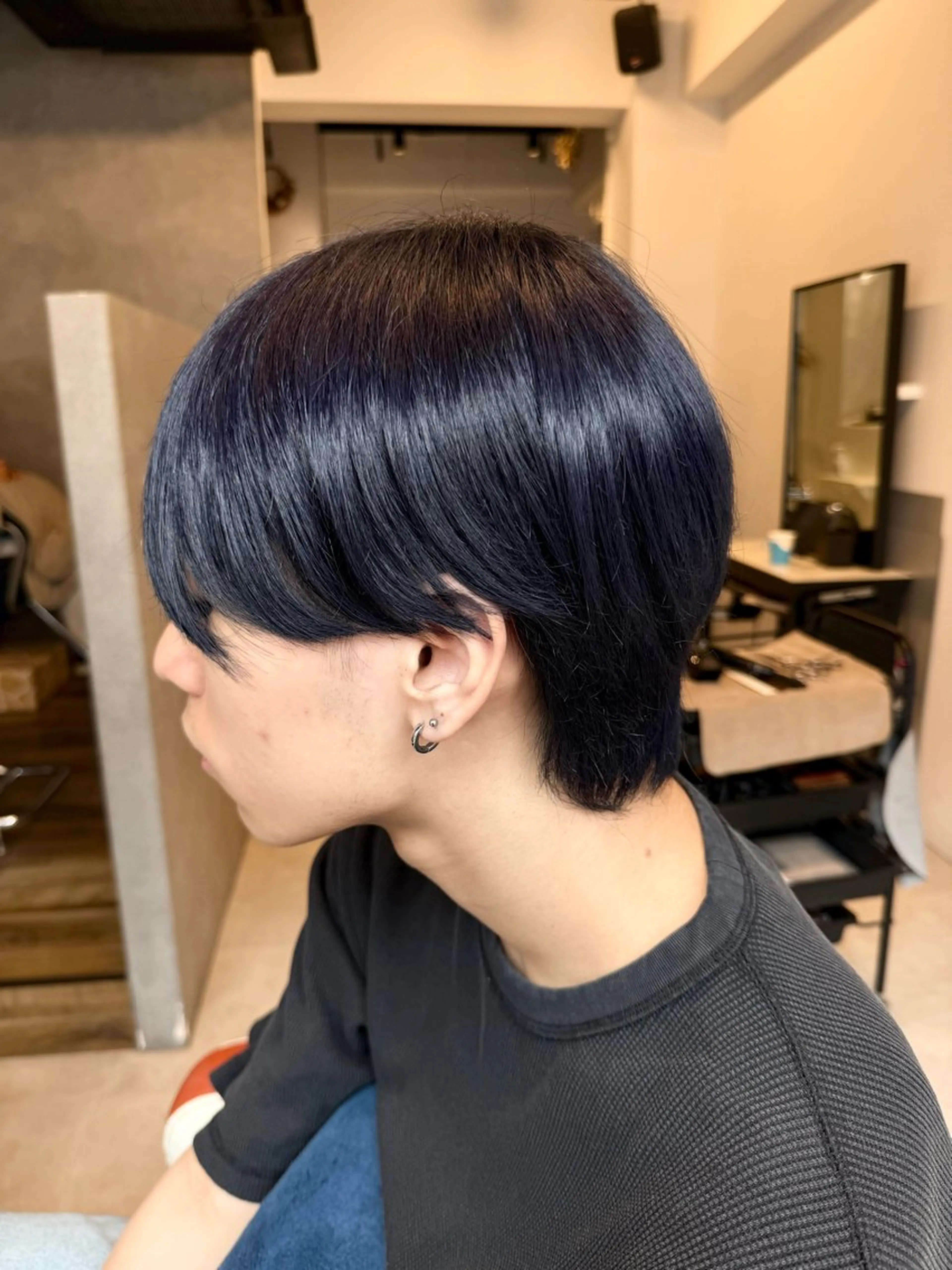 カラー メンズ 黒髪 ブルーカラー ブルーブラック ヘアカラー 高石 乃愛のヘアスタイル