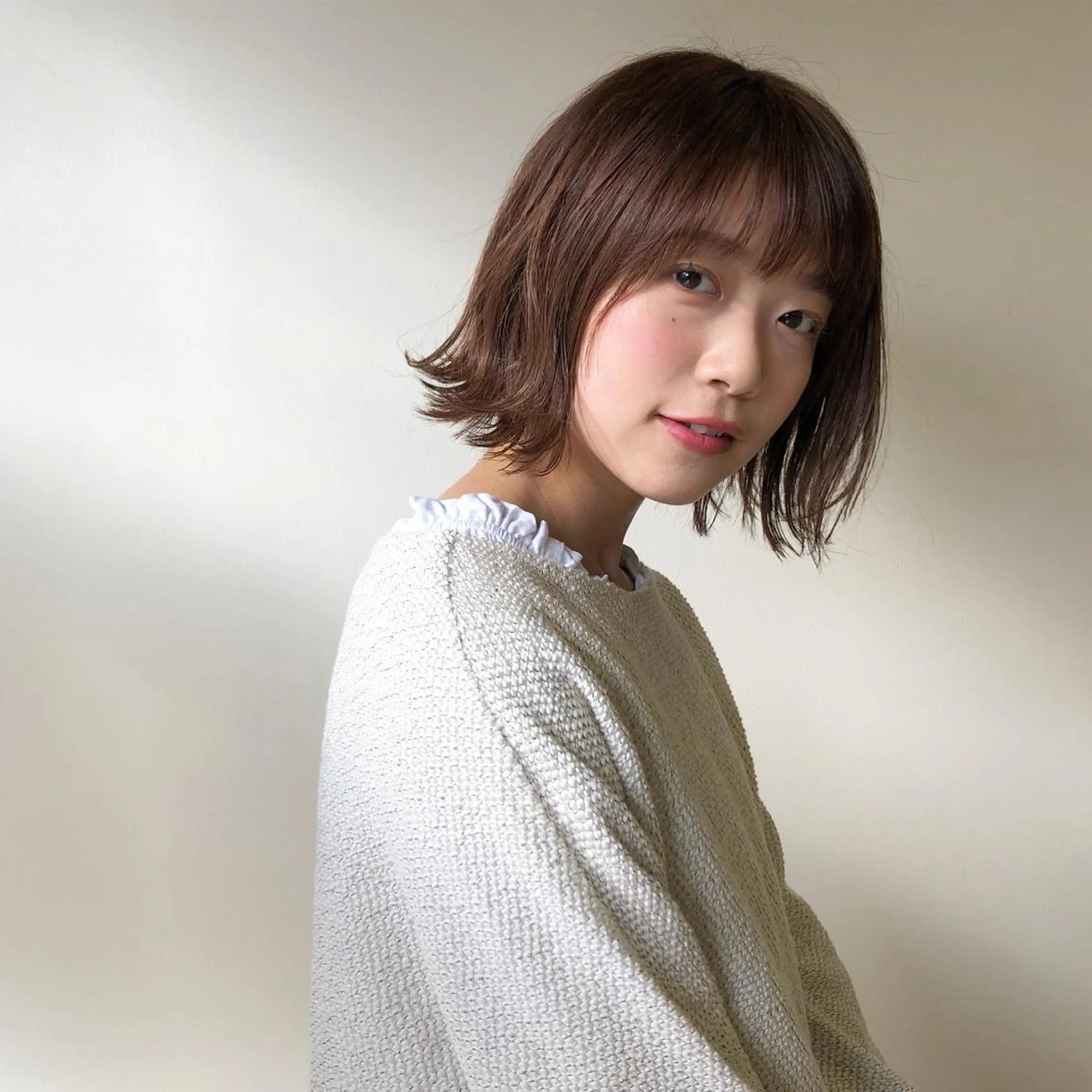 ショート カラー ベージュカラー ボブ 外ハネヘア DEUCE　ヤマミヤ ヒロキ🌿のヘアスタイル