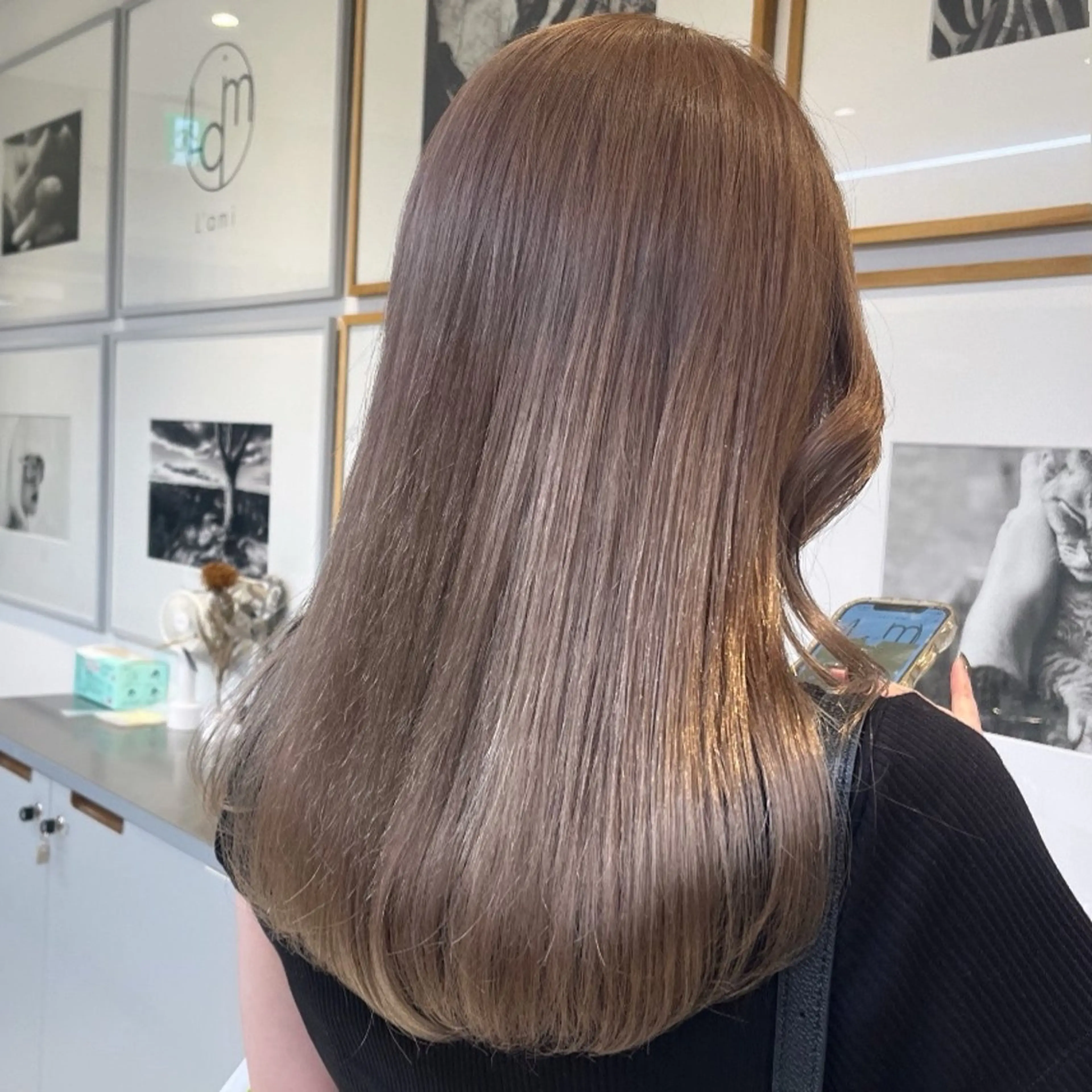 セミロング カラー ベージュカラー ブラウンカラー ブラウンベージュ フォギーベージュ ミルクティーベージュ カット ヘアカラー トリートメント ヘッドスパ ヘアセット カジュアルを女っぽく 𝗮𝘆𝗮𝗰𝗼のヘアスタイル