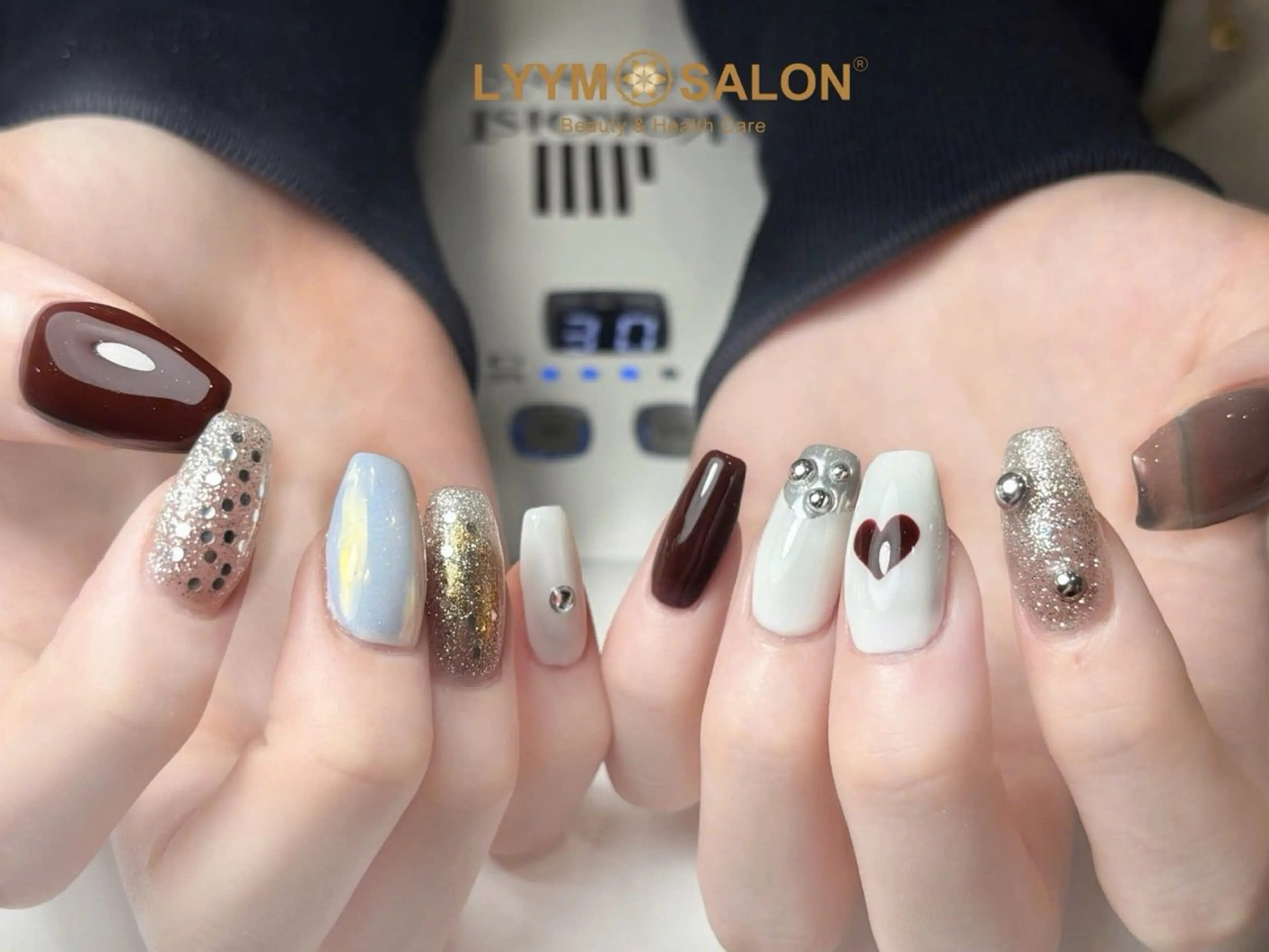 ネイル オーロラネイル ブラウン カジュアル ハート ラメ(グリッター) ハンドネイル LYYM Salonのネイルデザイン