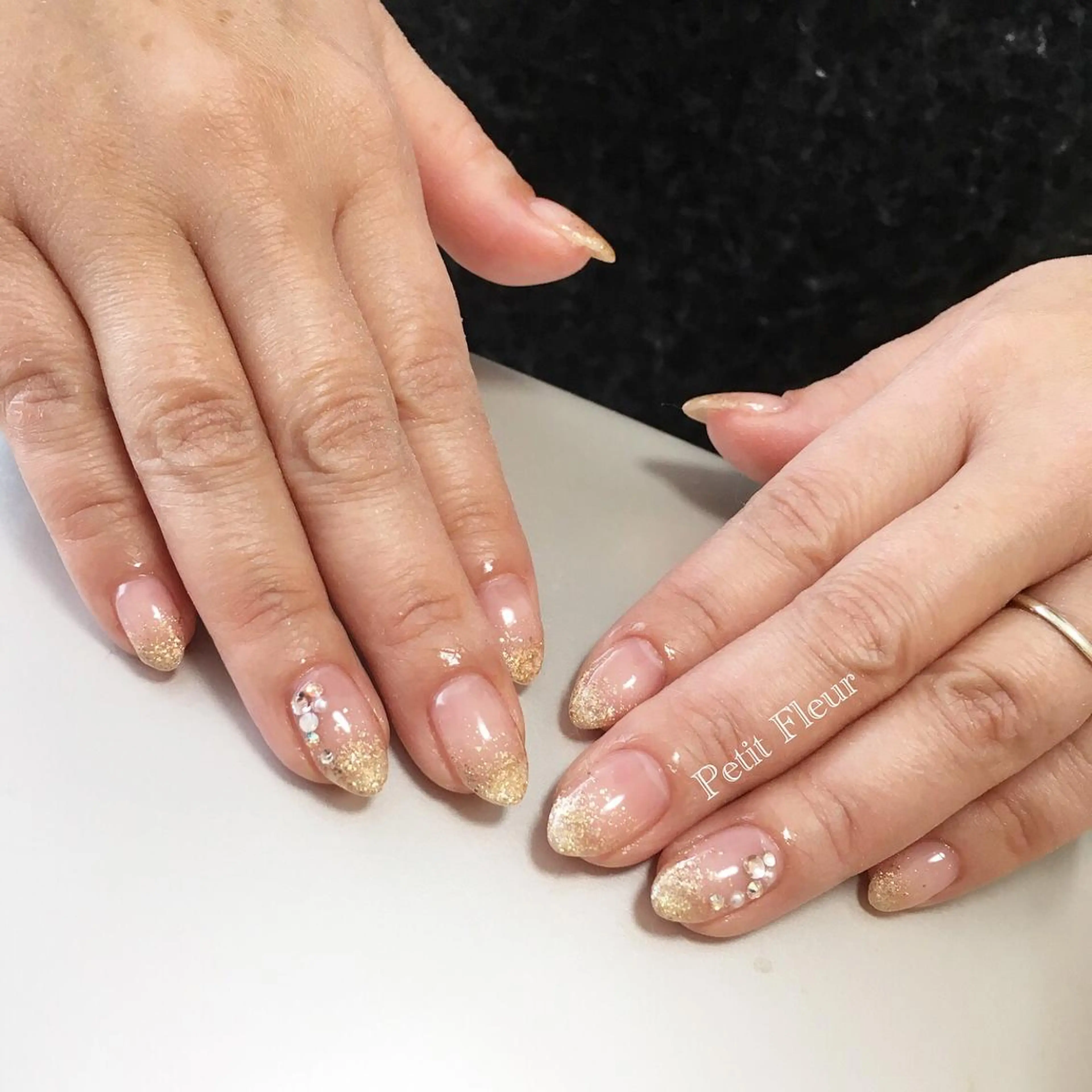 ネイル グラデーション ラメ(グリッター) ラメグラデーション Petit Fleur所属・青柳 亜梨奈のマツエク・マツパデザイン