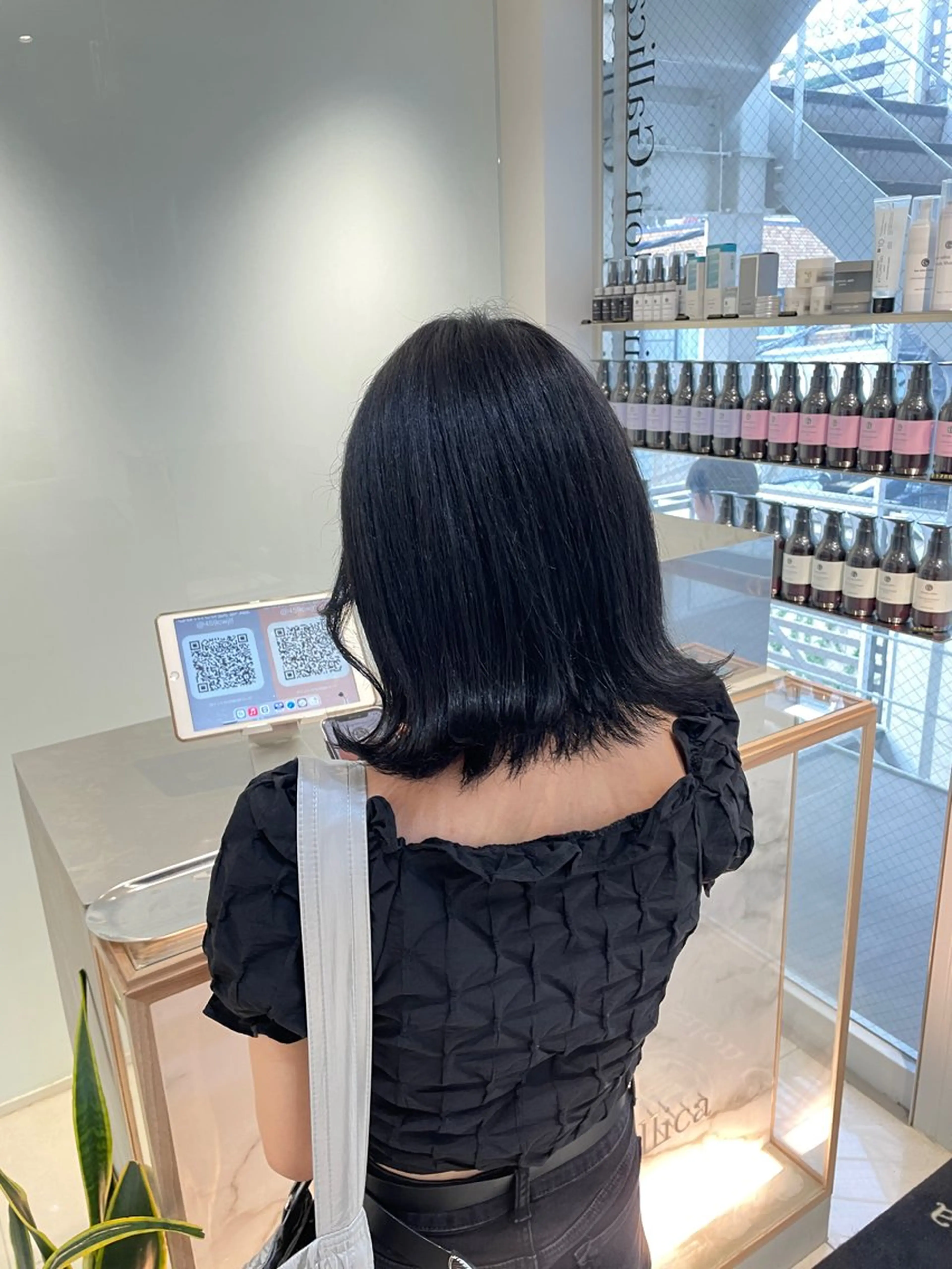 ミディアム カラー ヘアアレンジ 黒髪 ブリーチ ブルーカラー ブルーブラック 透明感カラー ヘアカラー トリートメント ヘッドスパ ヘアセット 艶髪✨寒色カラー✨ 翁長孝輔のヘアスタイル