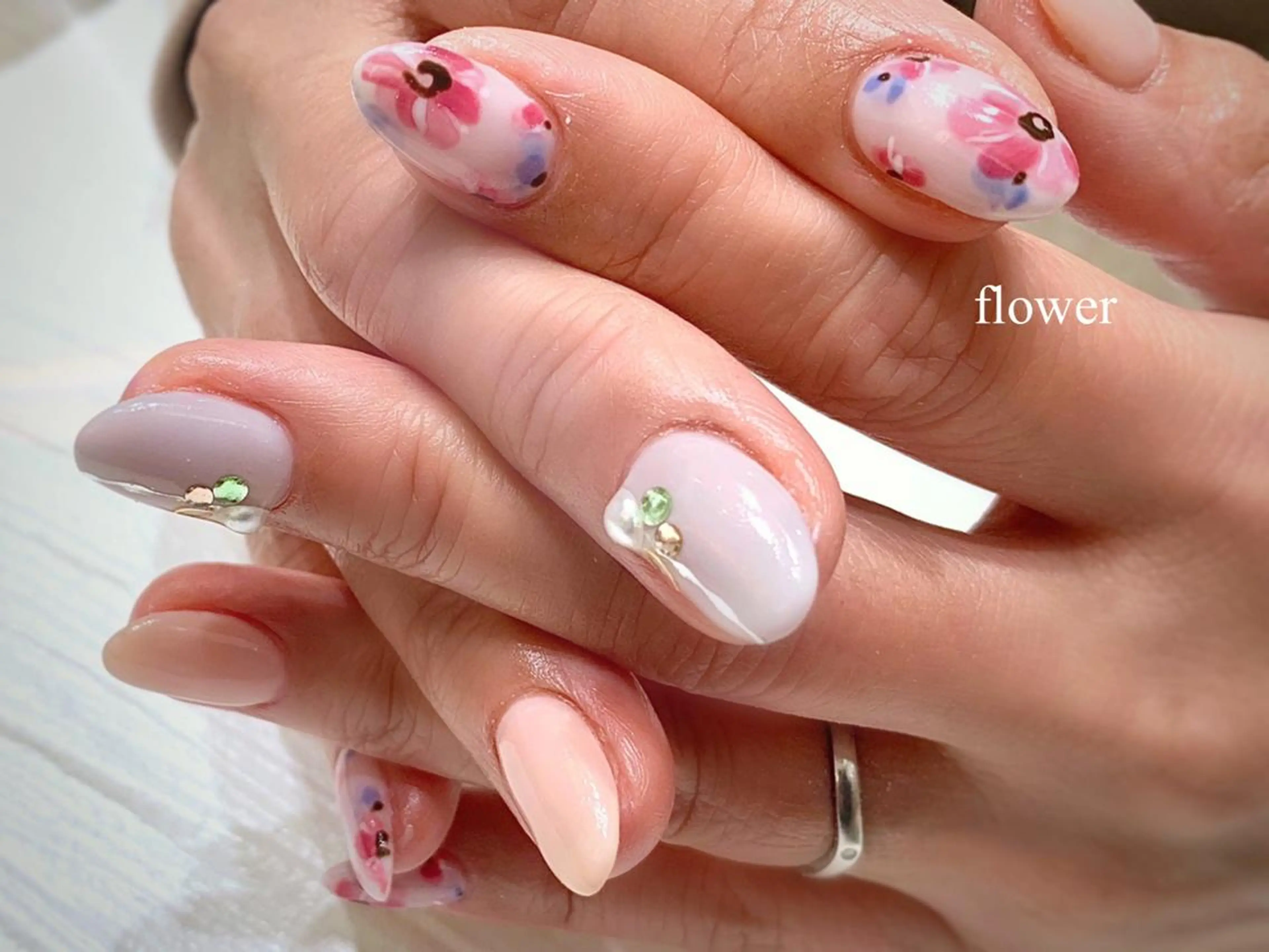 ミディアム m kaori𓃟のネイルデザイン