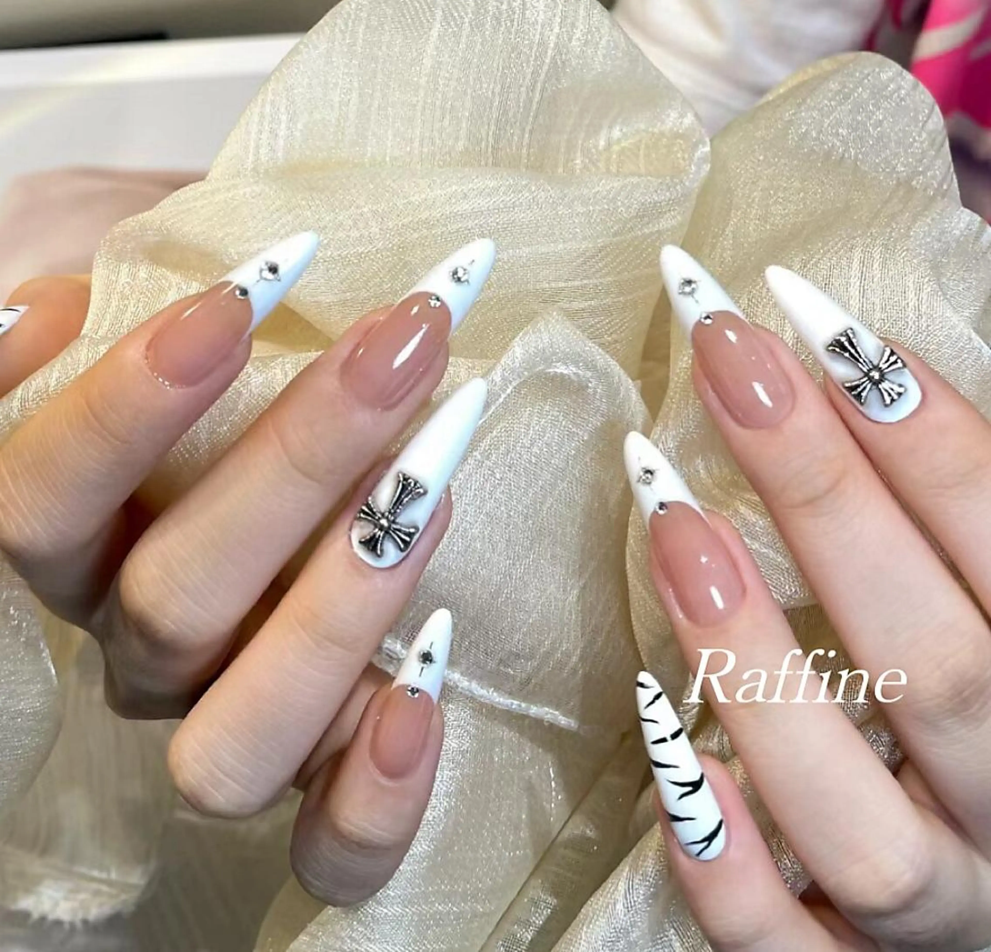 ネイル ハンドネイル フットネイル ハンドケア RAFFINE 月🦋🩵のネイルデザイン