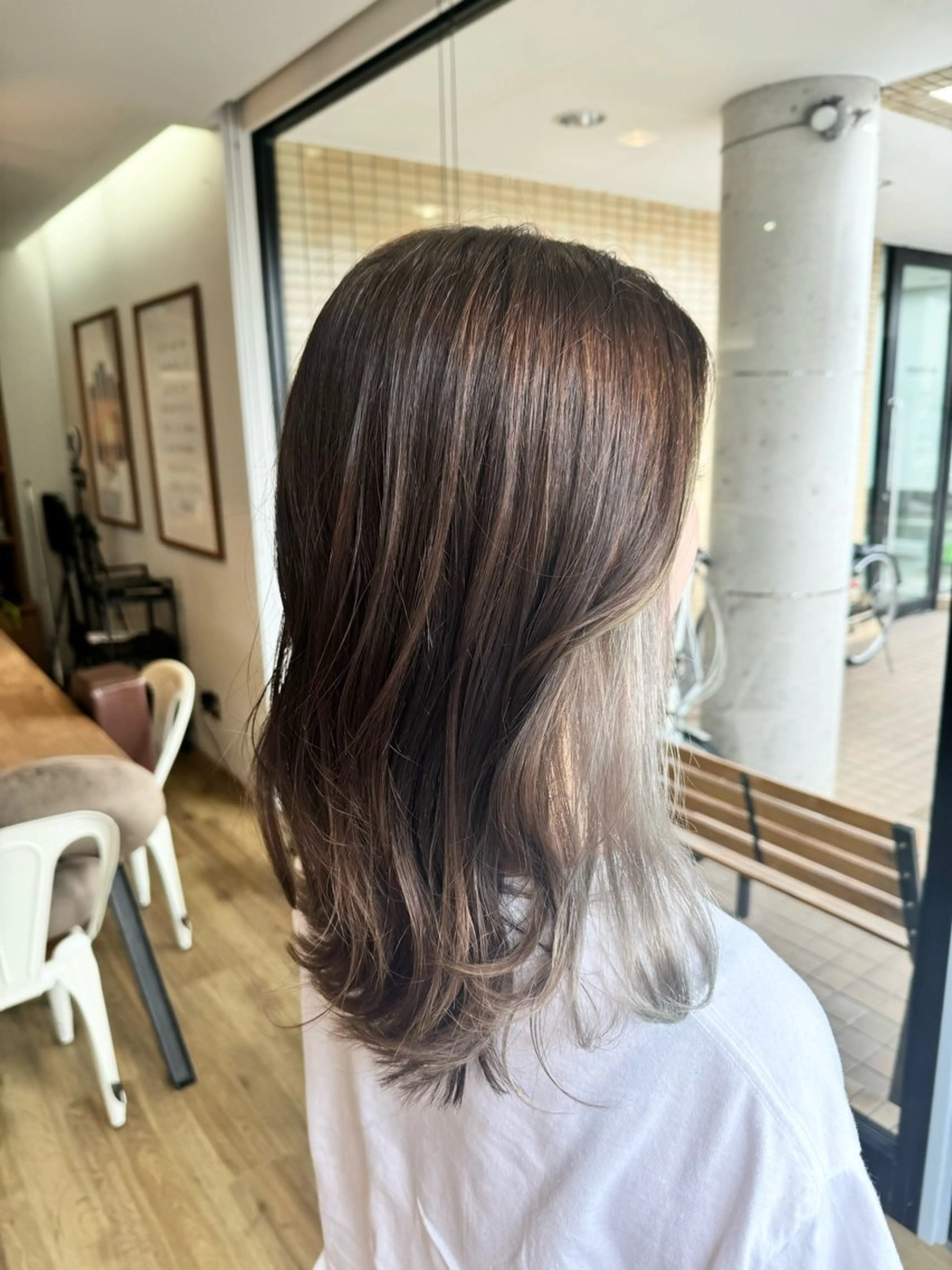 セミロング カラー ベージュカラー オリーブベージュ シルバー ヘアカラー ツキダテ ユイのヘアスタイル