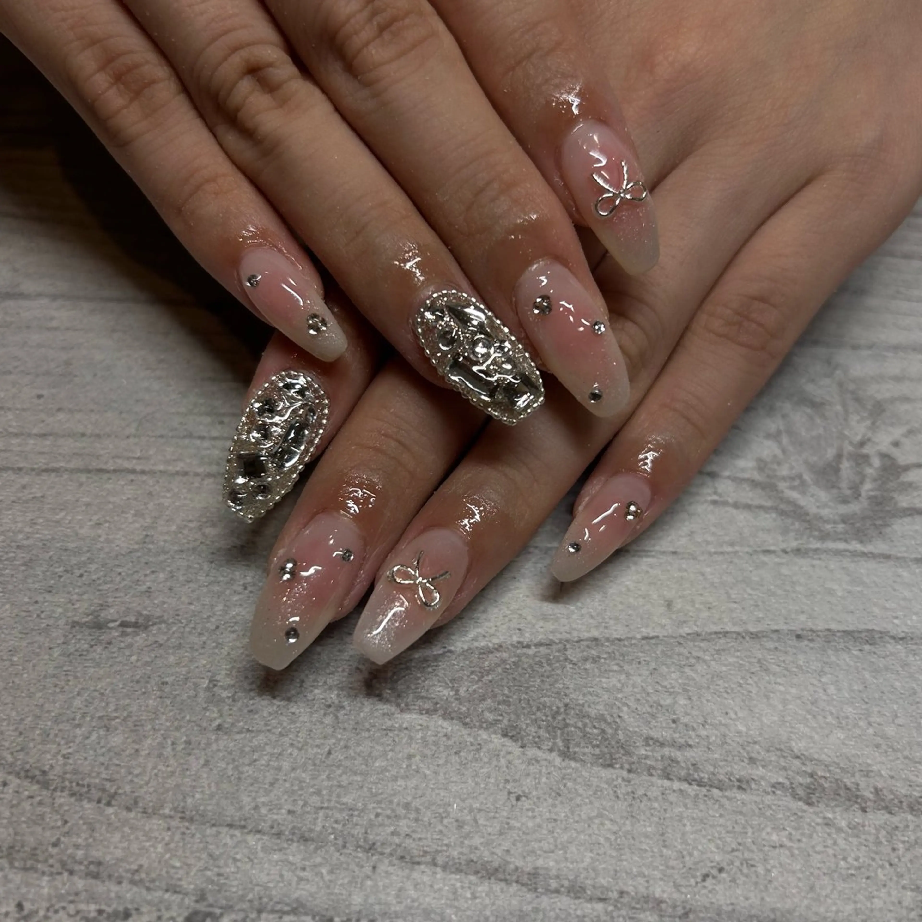 ネイル チークネイル ワンホンネイル ハンドネイル Megu 【 cutill 】のネイルデザイン