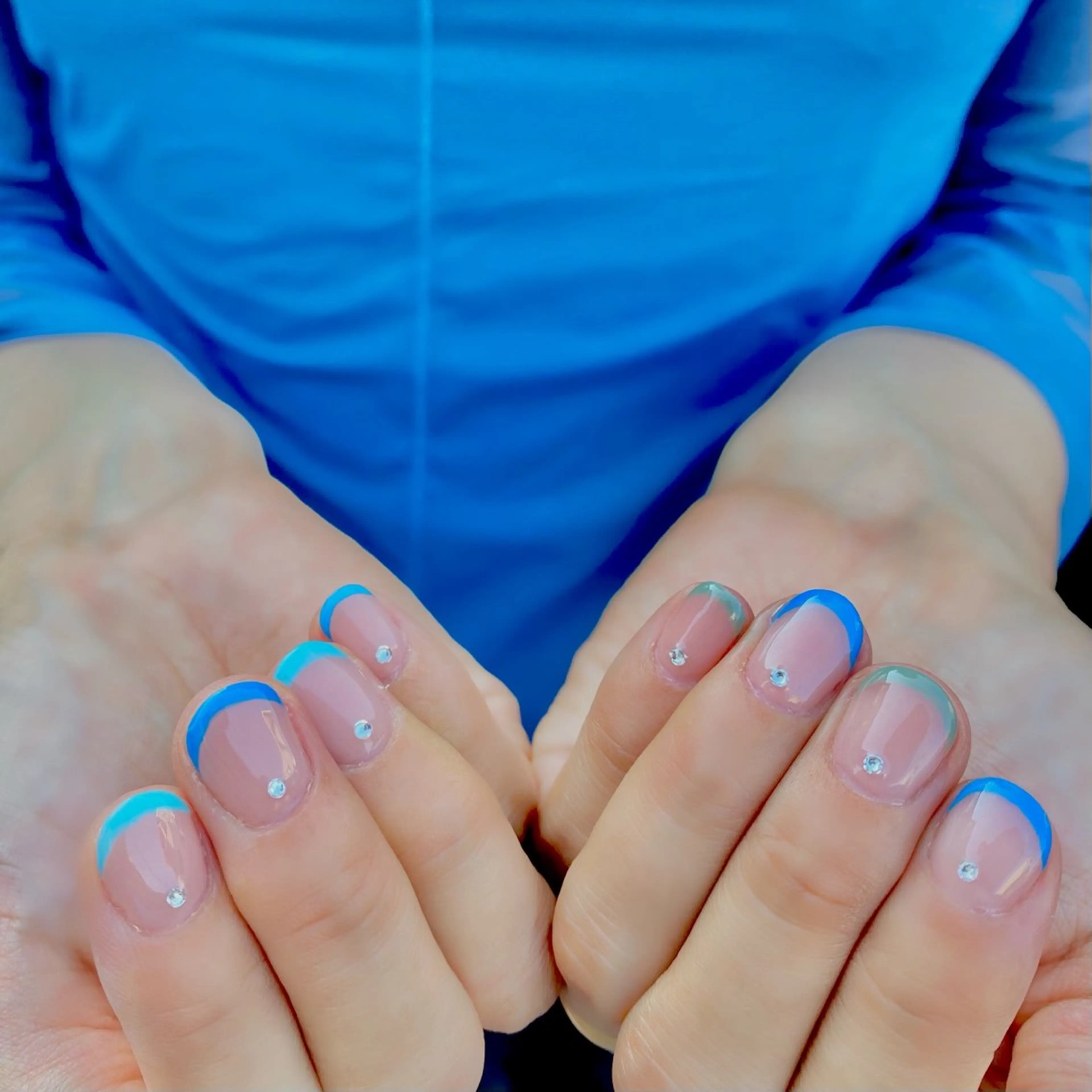 ネイル カジュアル フレンチネイル ストーンネイル ハンドネイル foz.luce所属・新宿 HIKARIのネイルデザイン