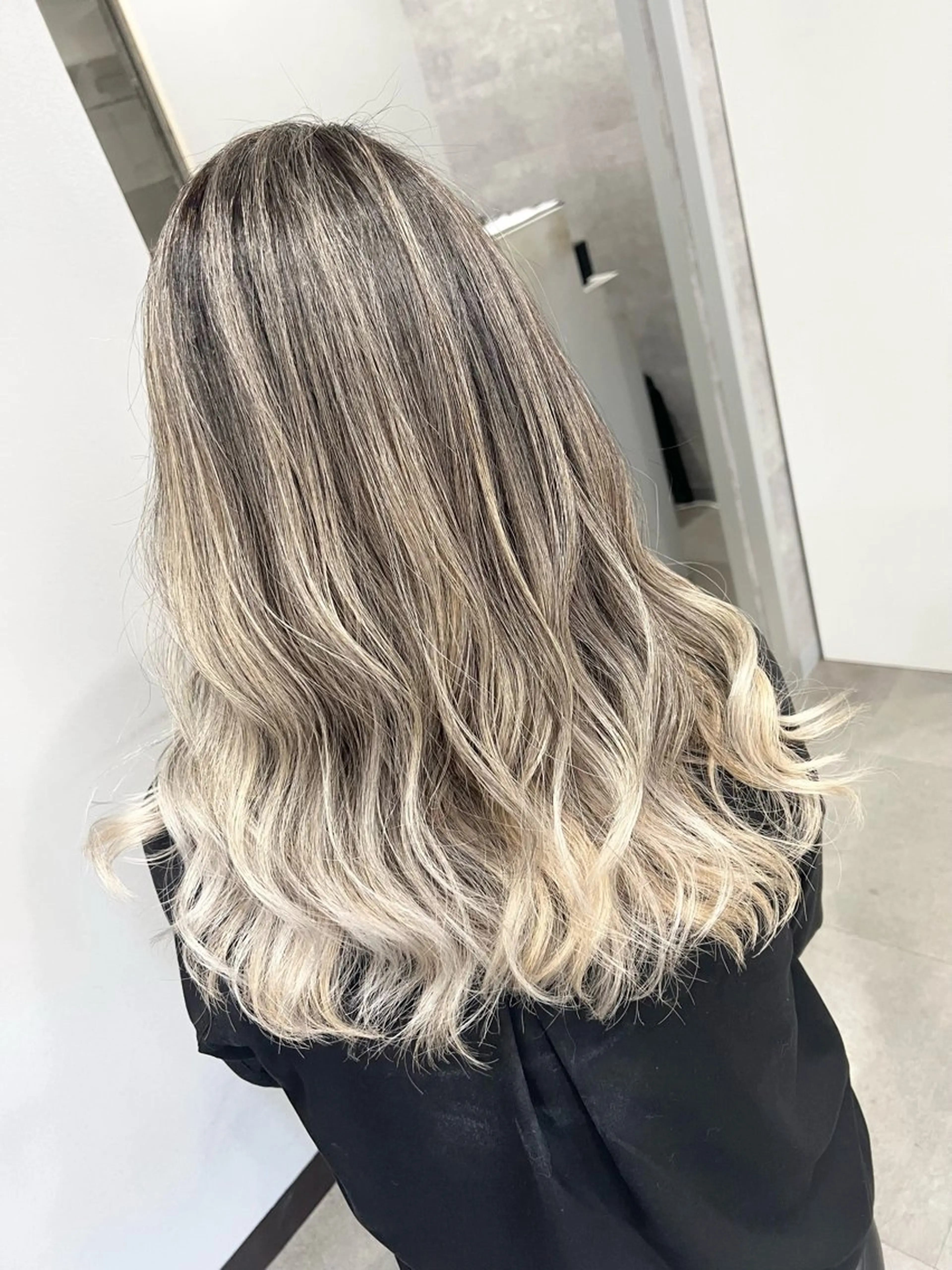 ロング カラー バレイヤージュ ベージュカラー ホワイトベージュ レイヤーカット ヘアカラー 'Oli所属・寺嶋 貴大のヘアスタイル