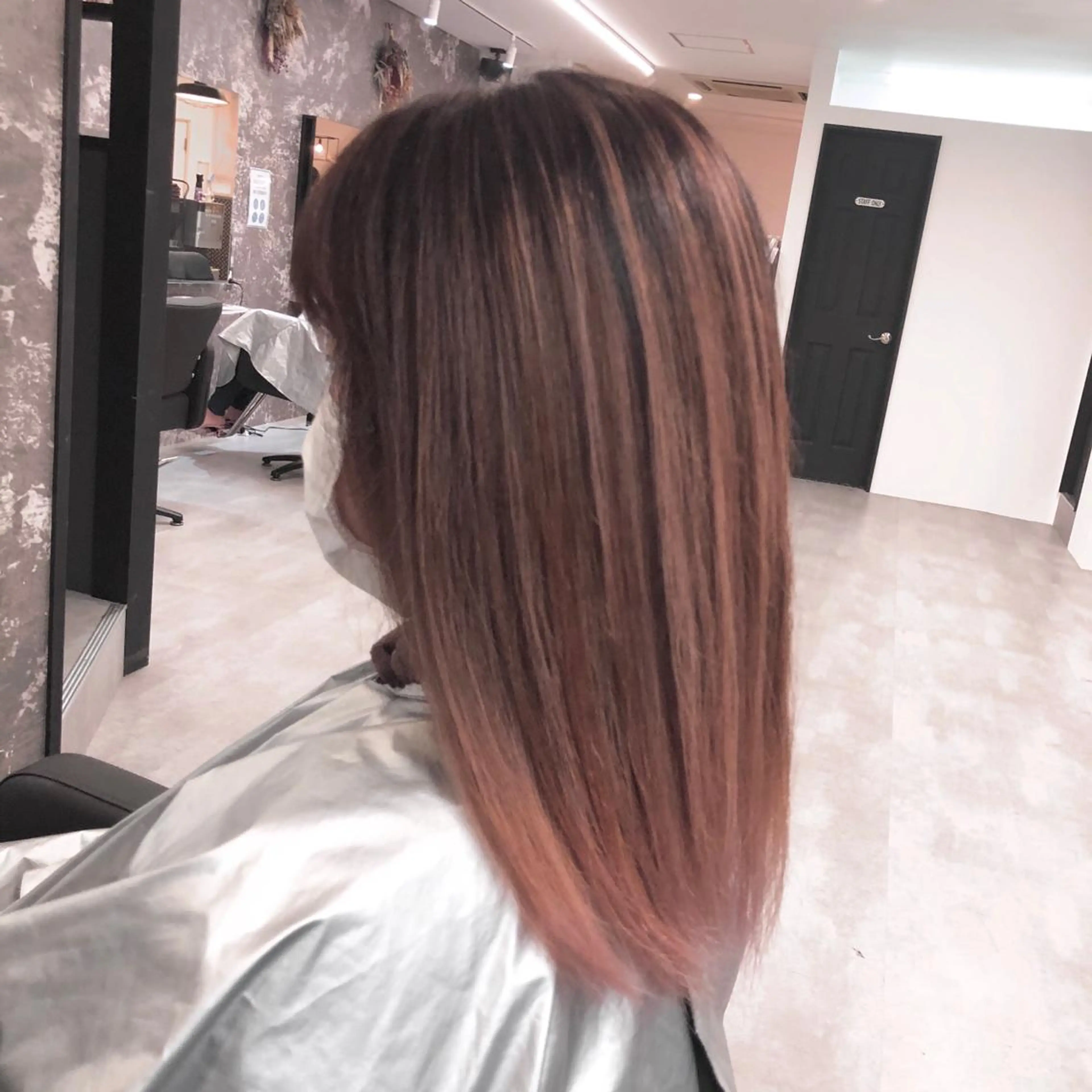 セミロング カラー ヘアアレンジ バレイヤージュ デザインカラー ハイライトカラー 外国人風カラー ハイライト アンドウ ユウ/ レイヤーカット/韓国のヘアスタイル