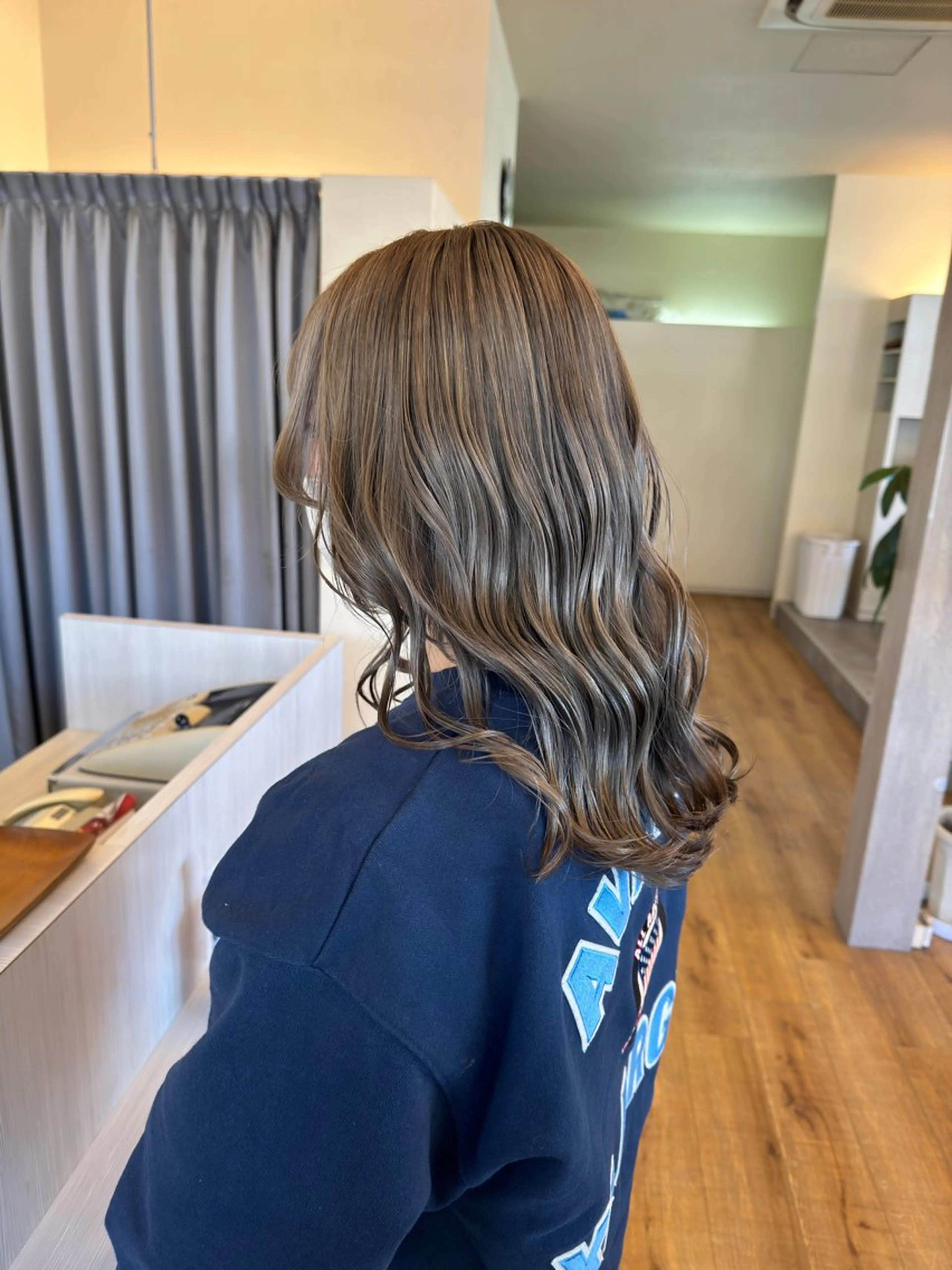 ミディアム カラー グレージュ ミルクティーグレージュ カット ヘアカラー トリートメント ハイライトカラー✨ グレージュ✨鎌倉光洋のヘアスタイル