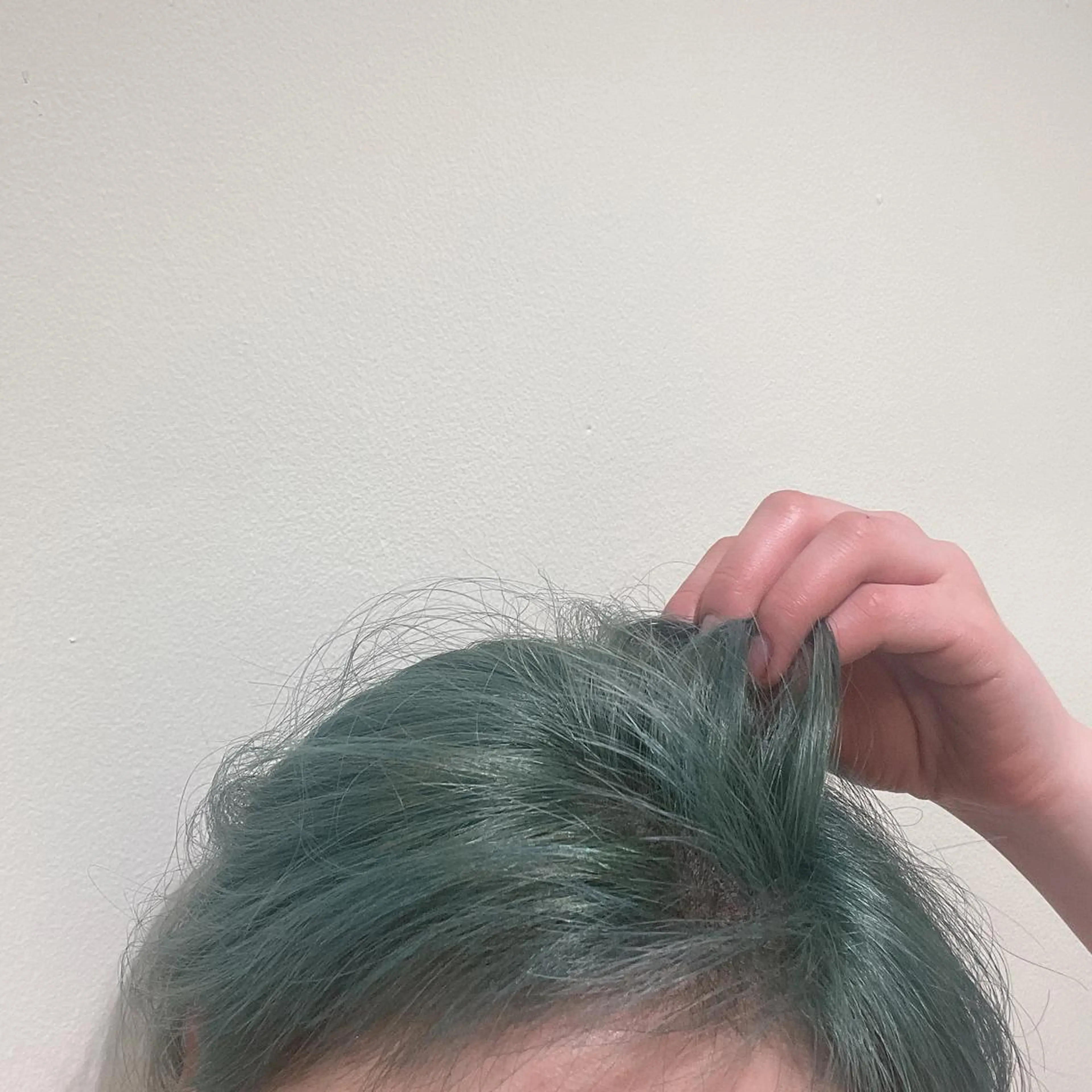 ショート カラー 丸山 愛万音のヘアスタイル